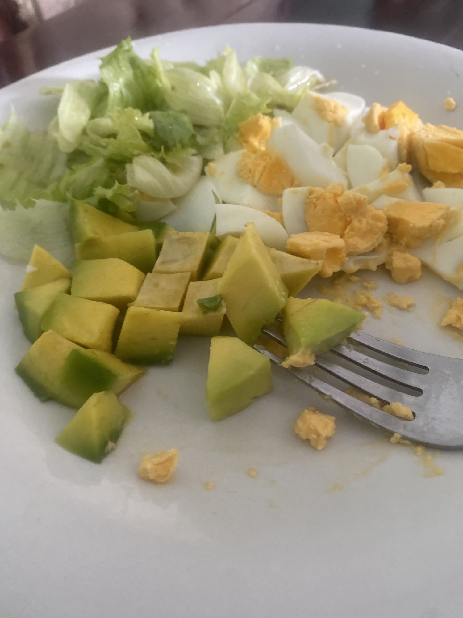 ensalada con huevo y aguacate