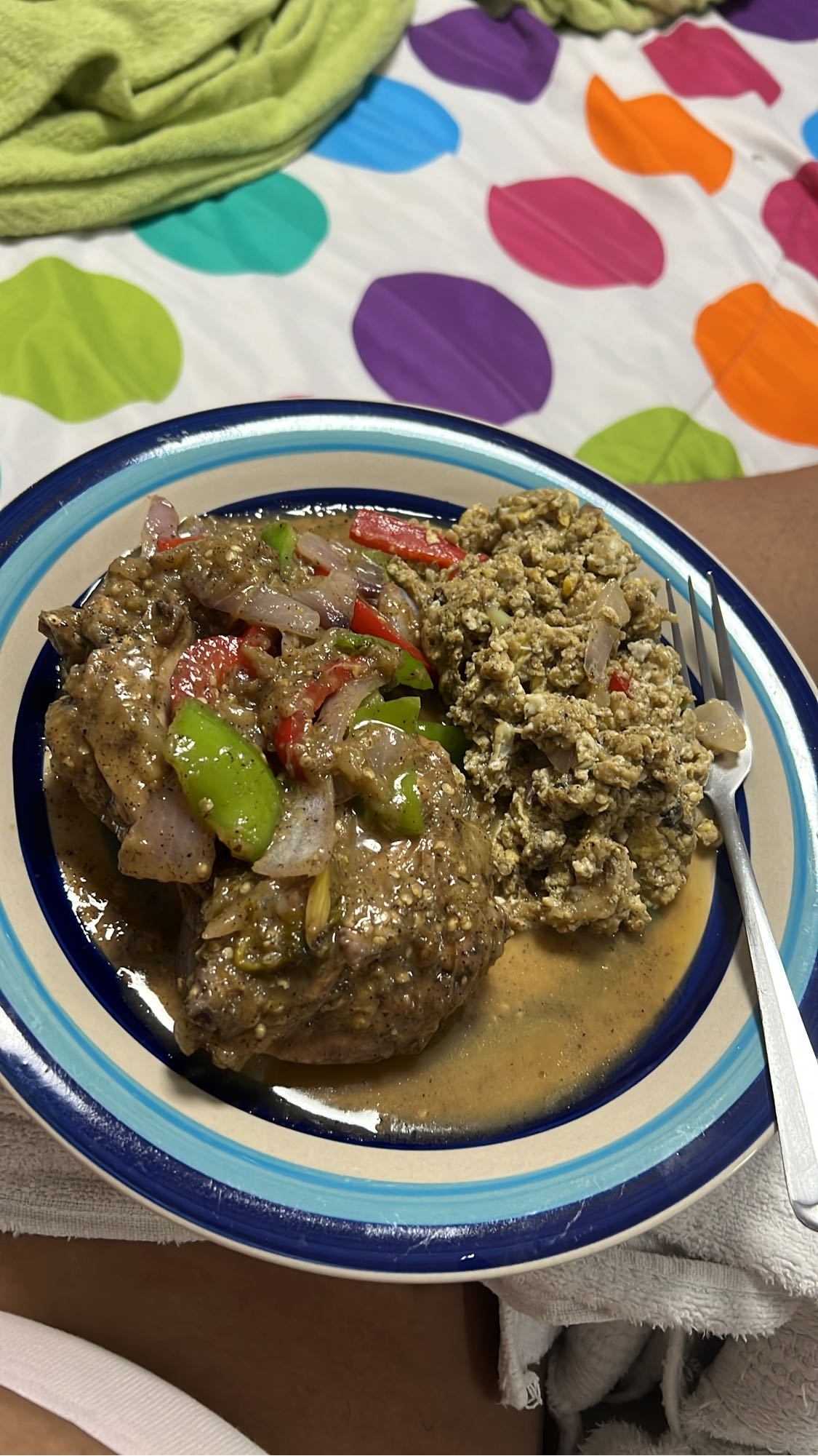 Pollo guisado con huevo