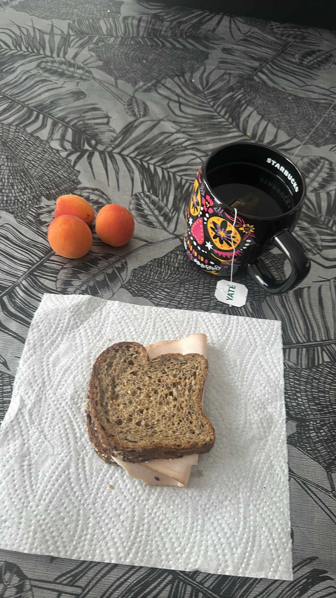 Sandwich dinde, abricots, thé