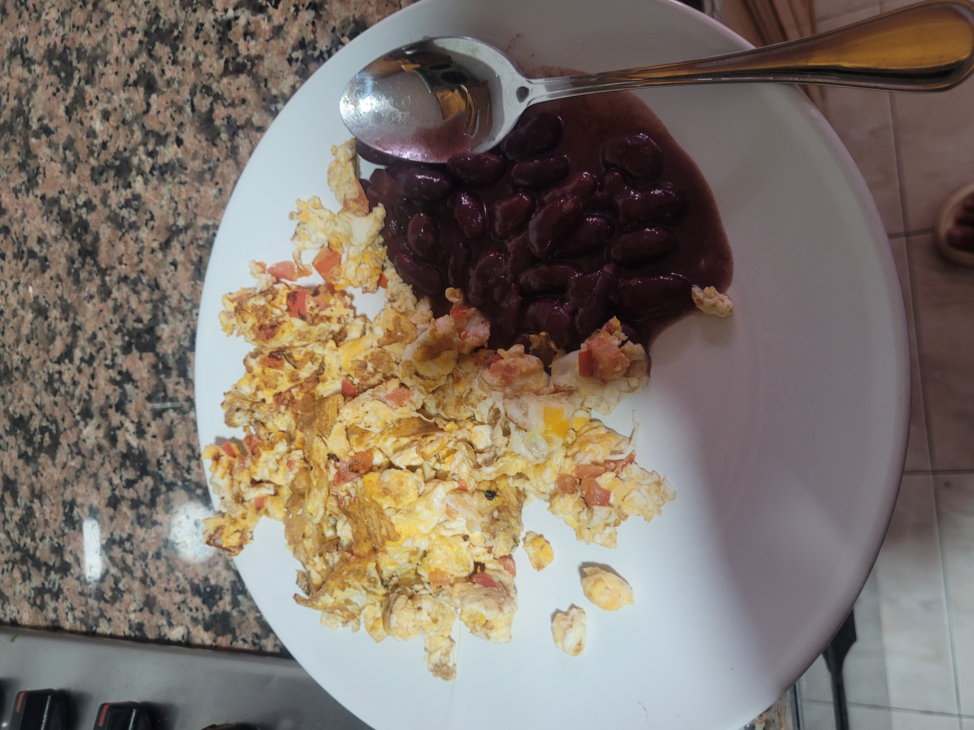 Huevos revueltos y frijoles