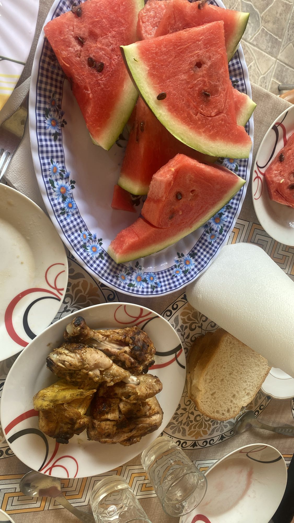 Pui la grătar cu pepene și pâine