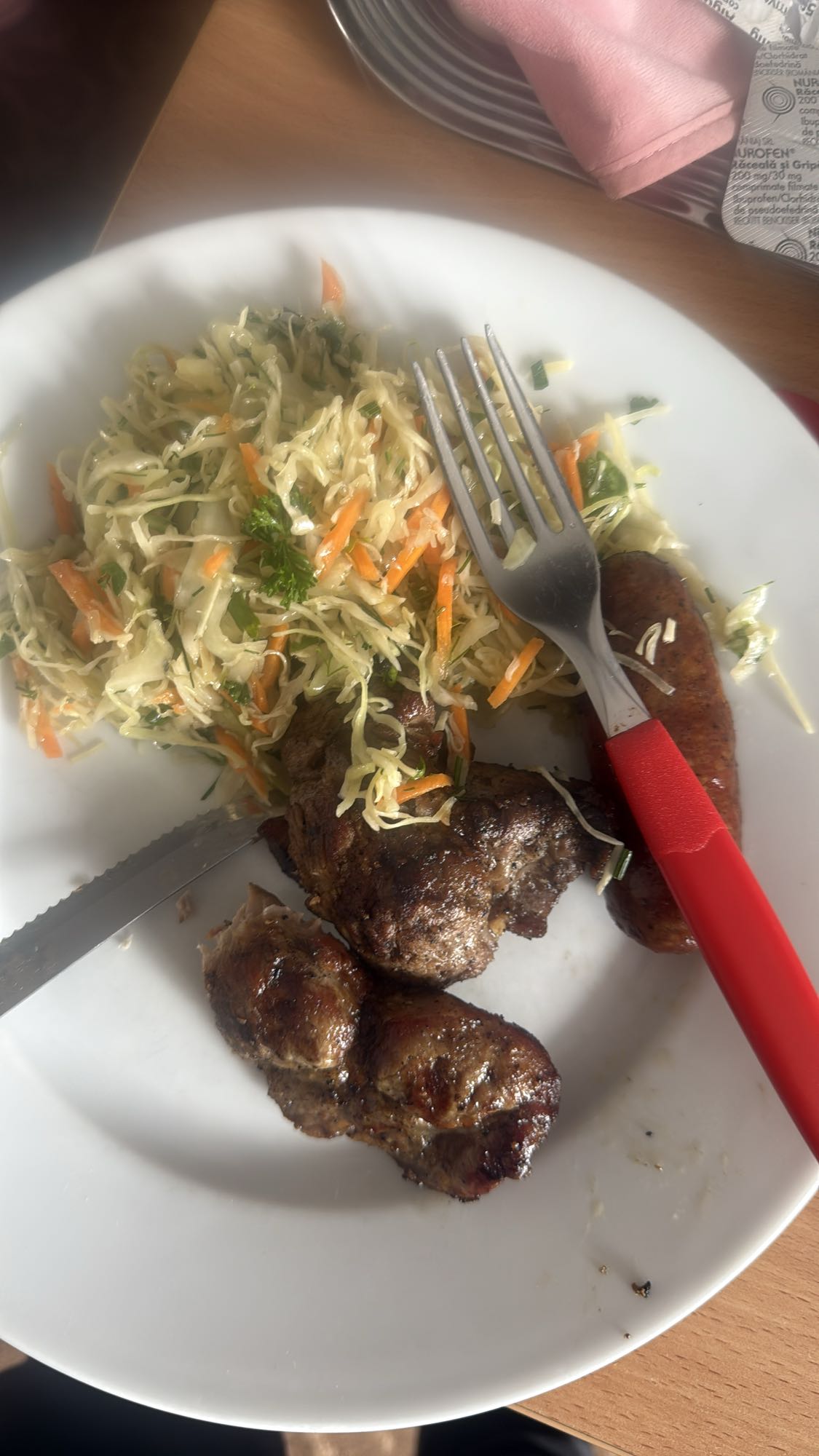 Salată cu cârnați și ficat