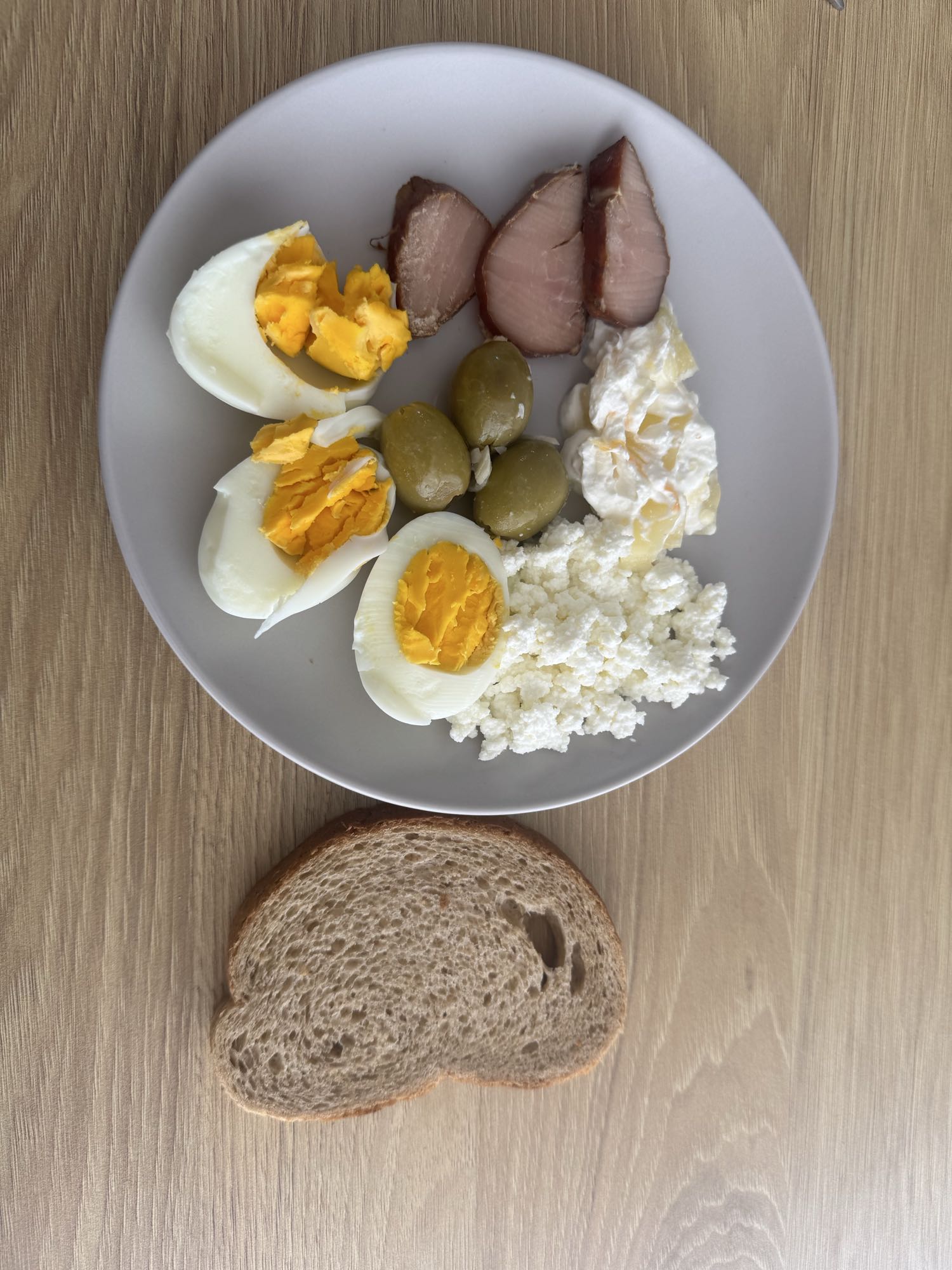 Ontbijtbord met ei en brood