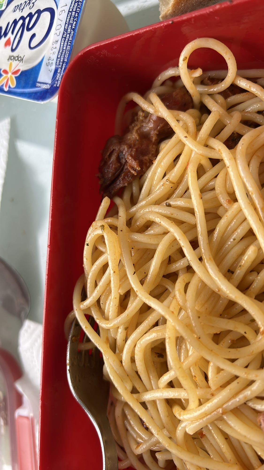 Spaghetti, yaourt, pain