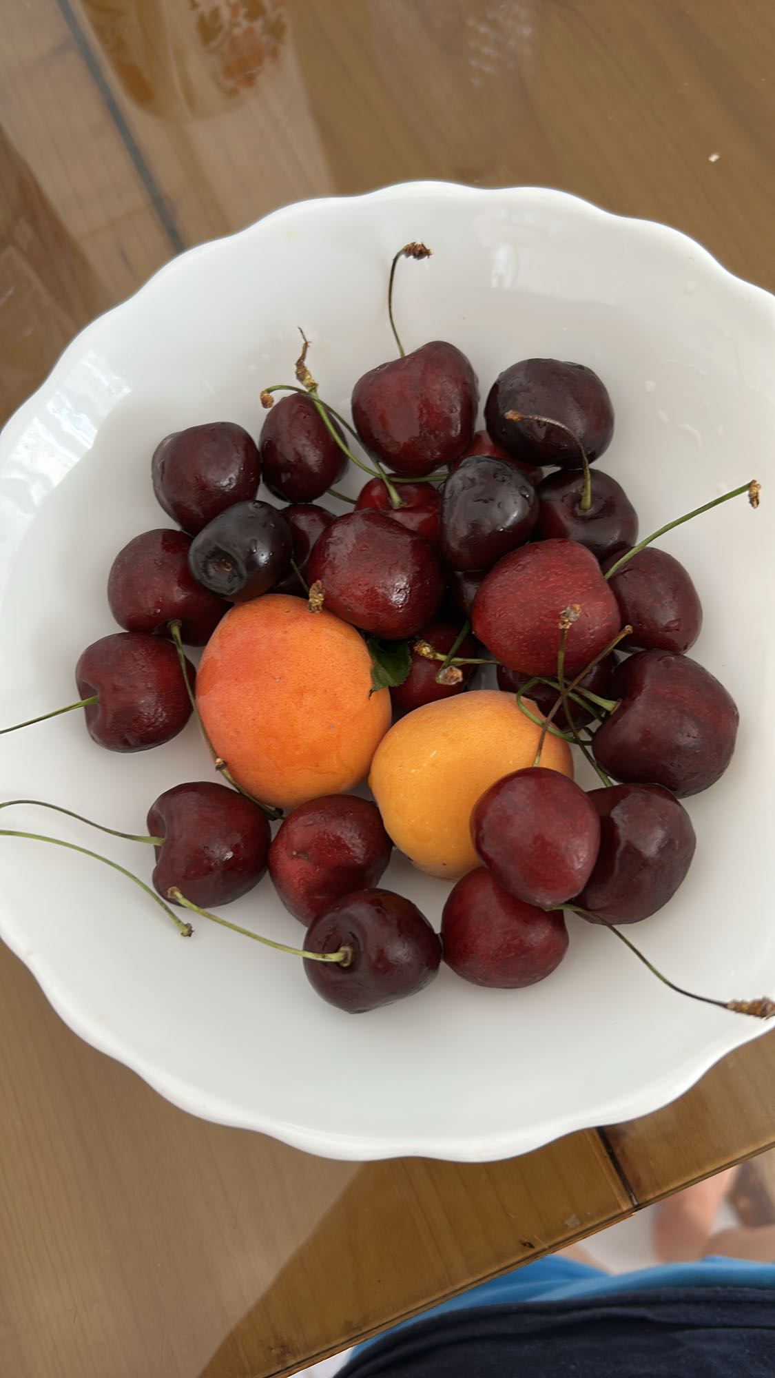 Cireșe și caise proaspete