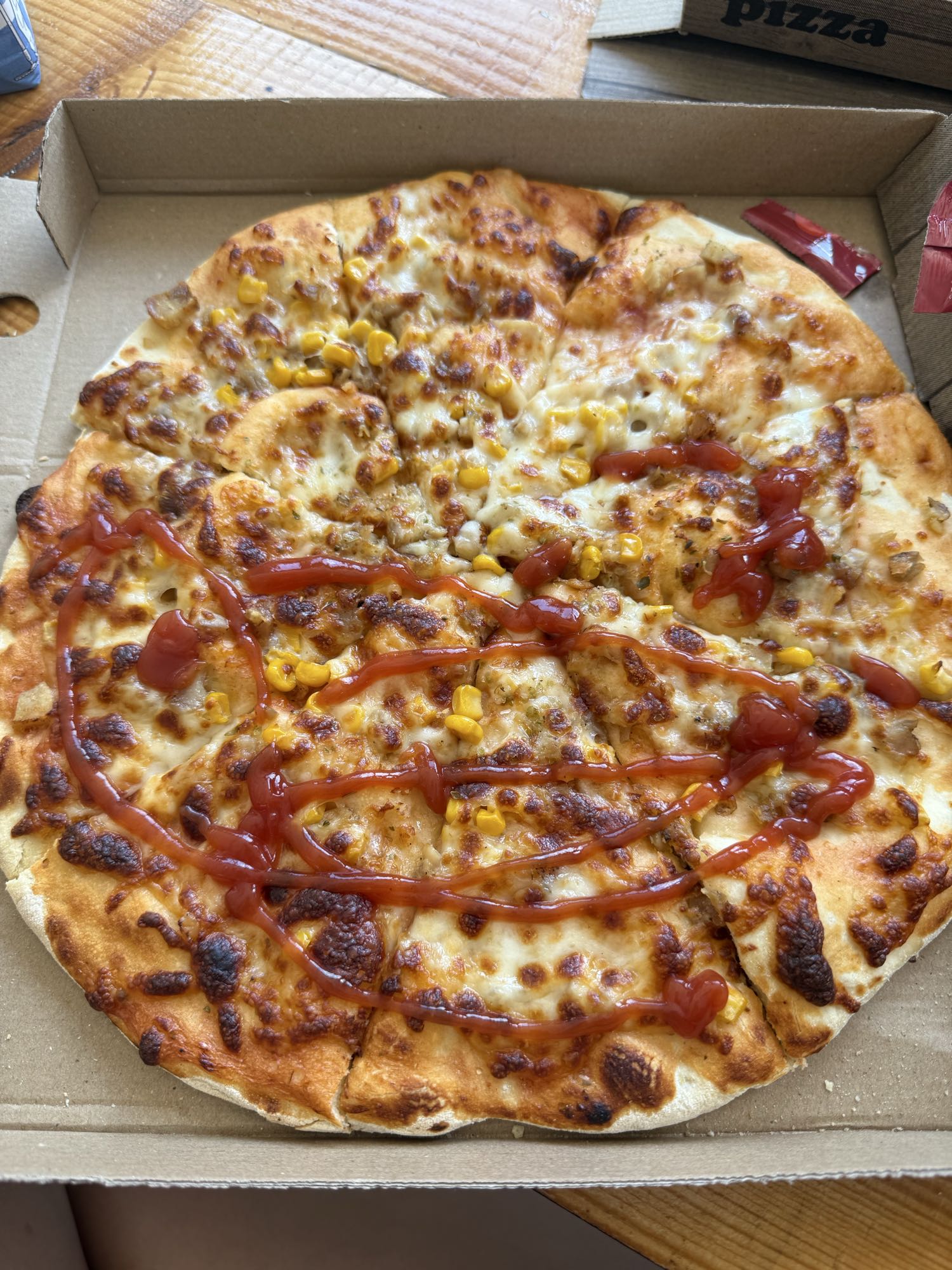 Pizza cu porumb și ketchup