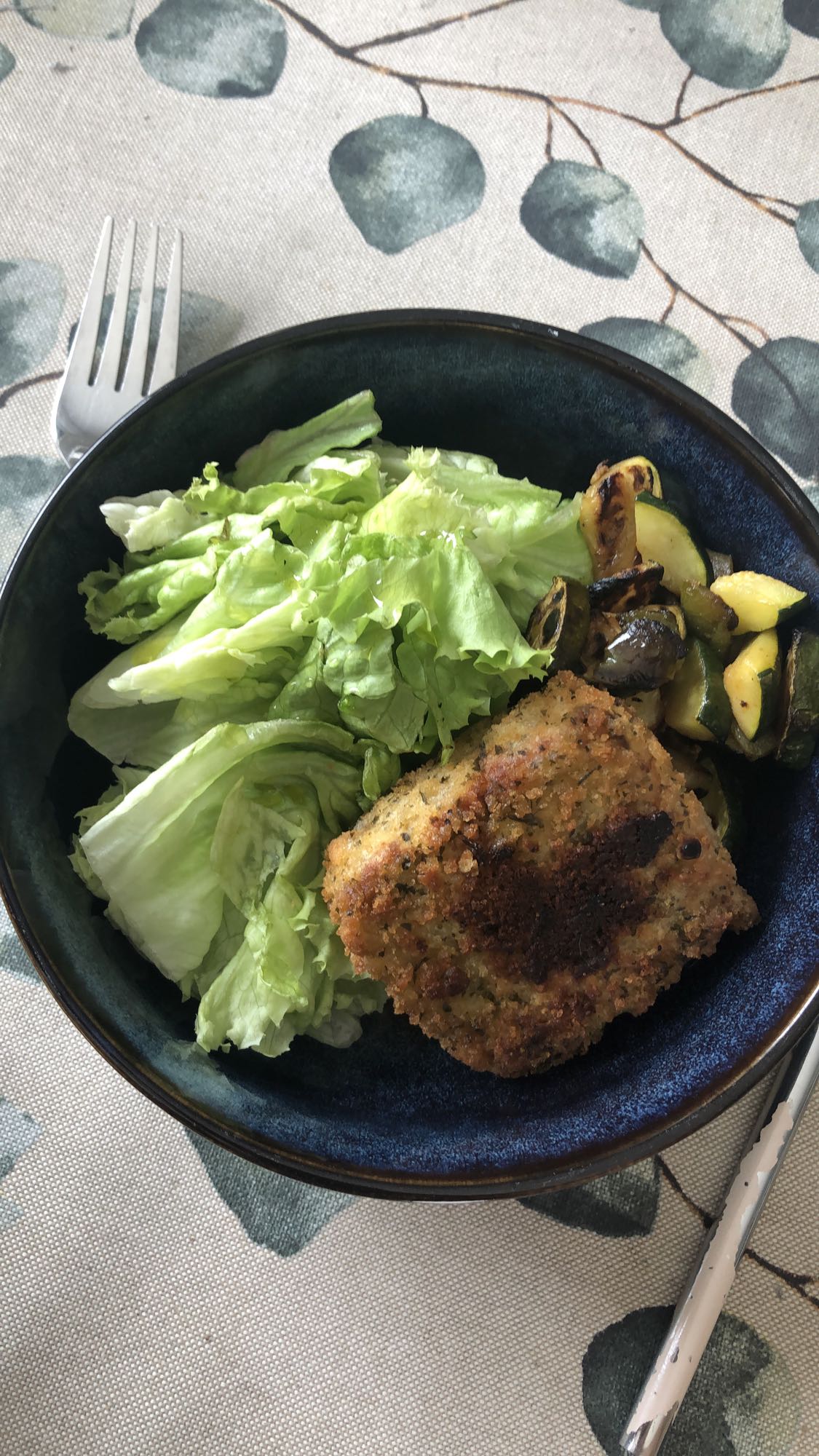 Salade, légumes et escalope
