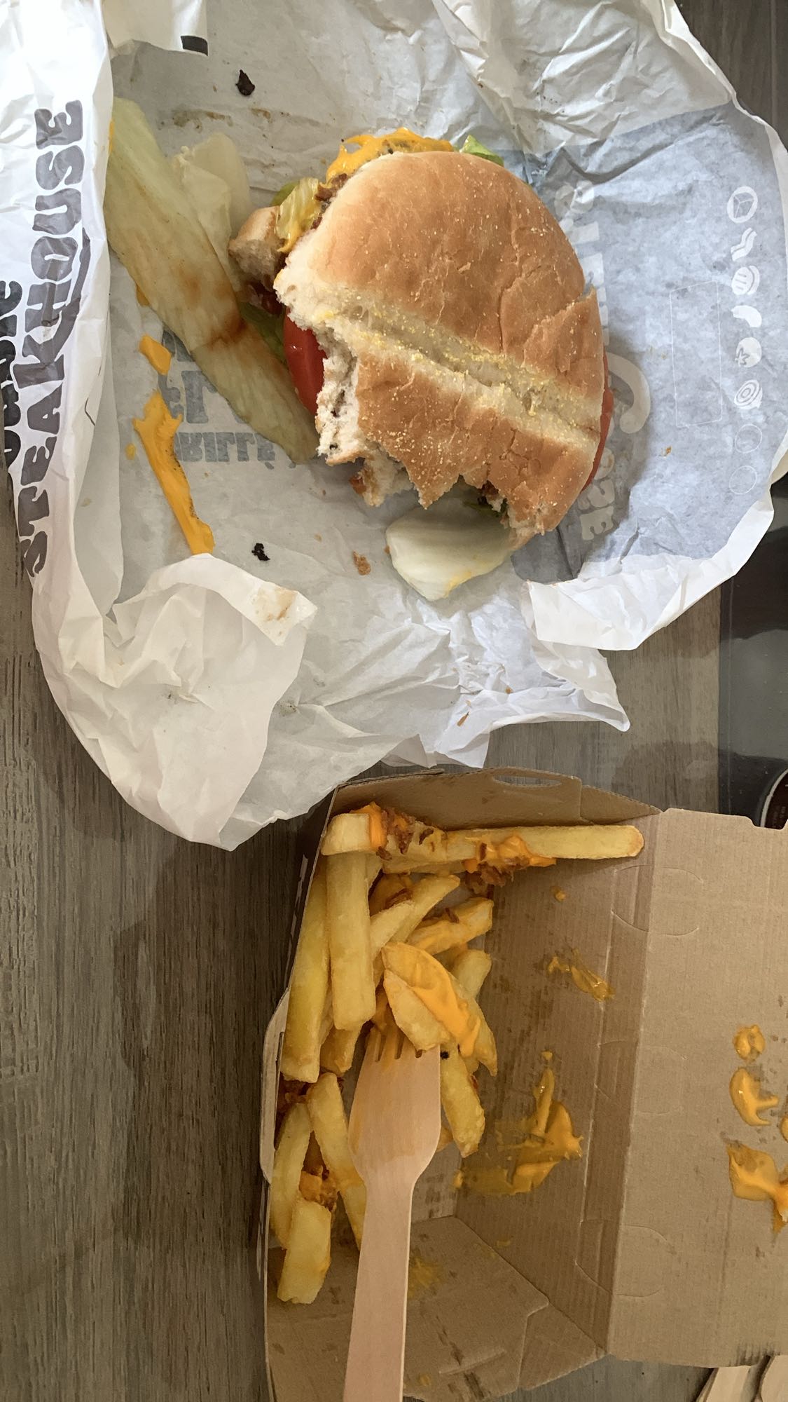 Burger et frites au fromage