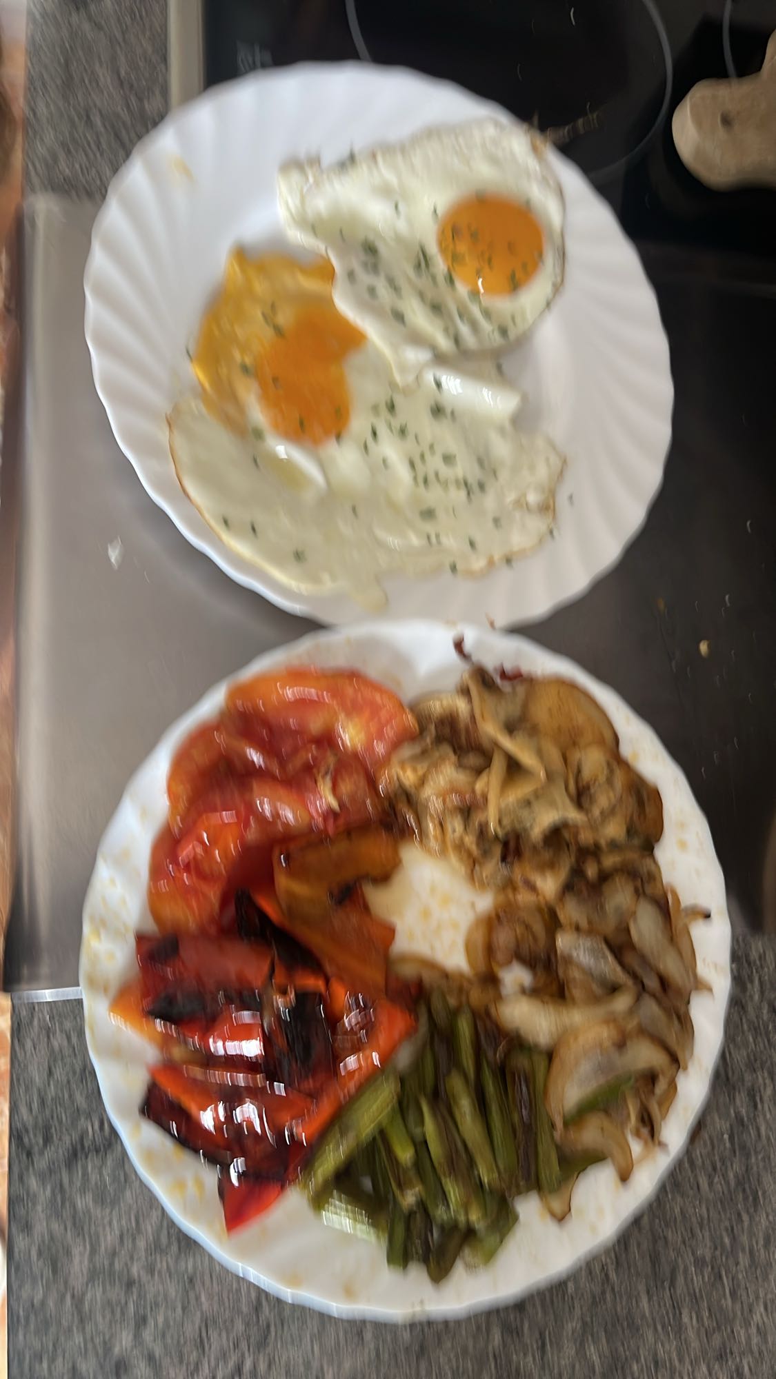 Huevos con verduras asadas
