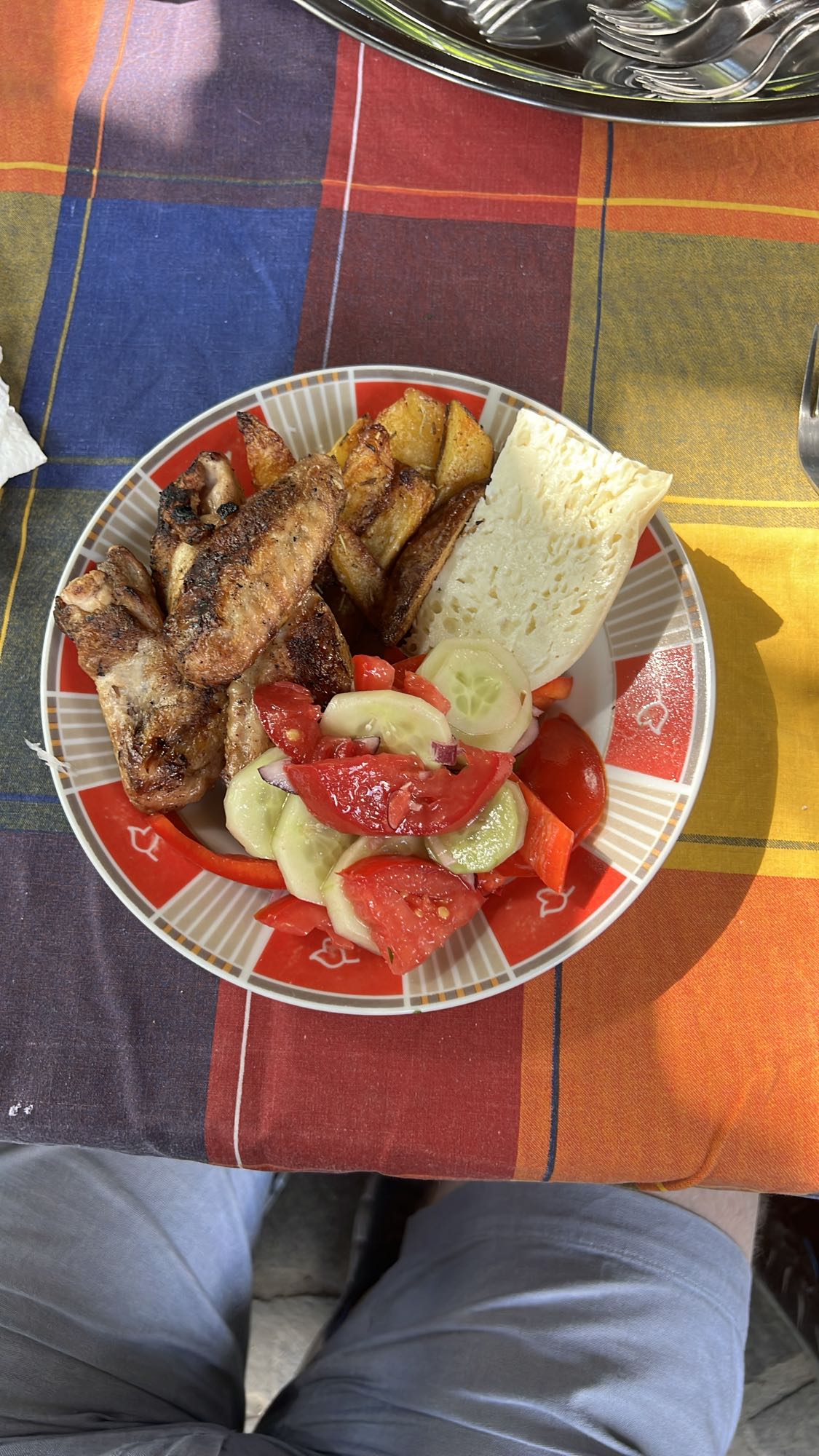 Pui cu cartofi și salată