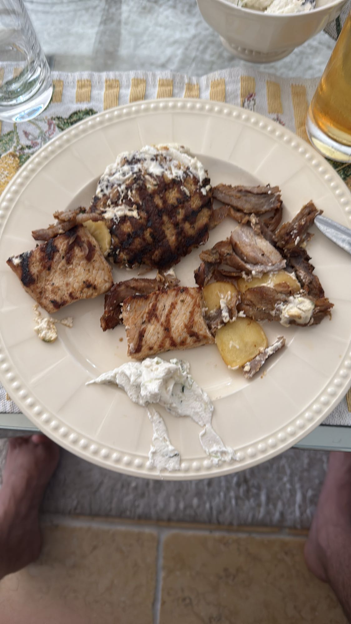 Grillteller mit Sauce