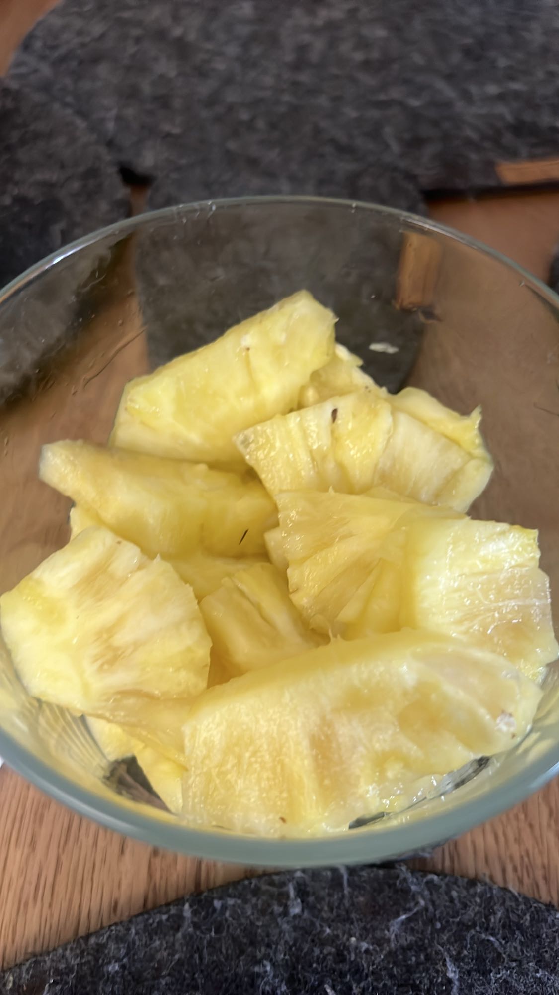 Taze ananas dilimleri