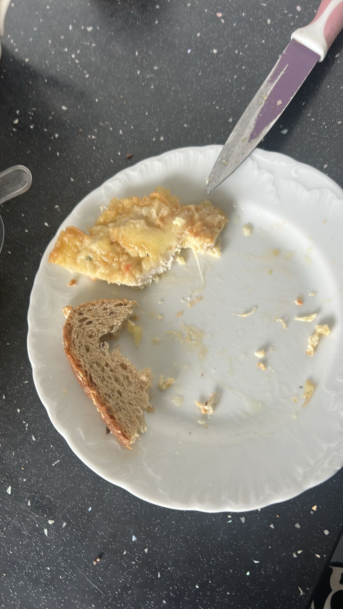 omlet z serem i chlebem