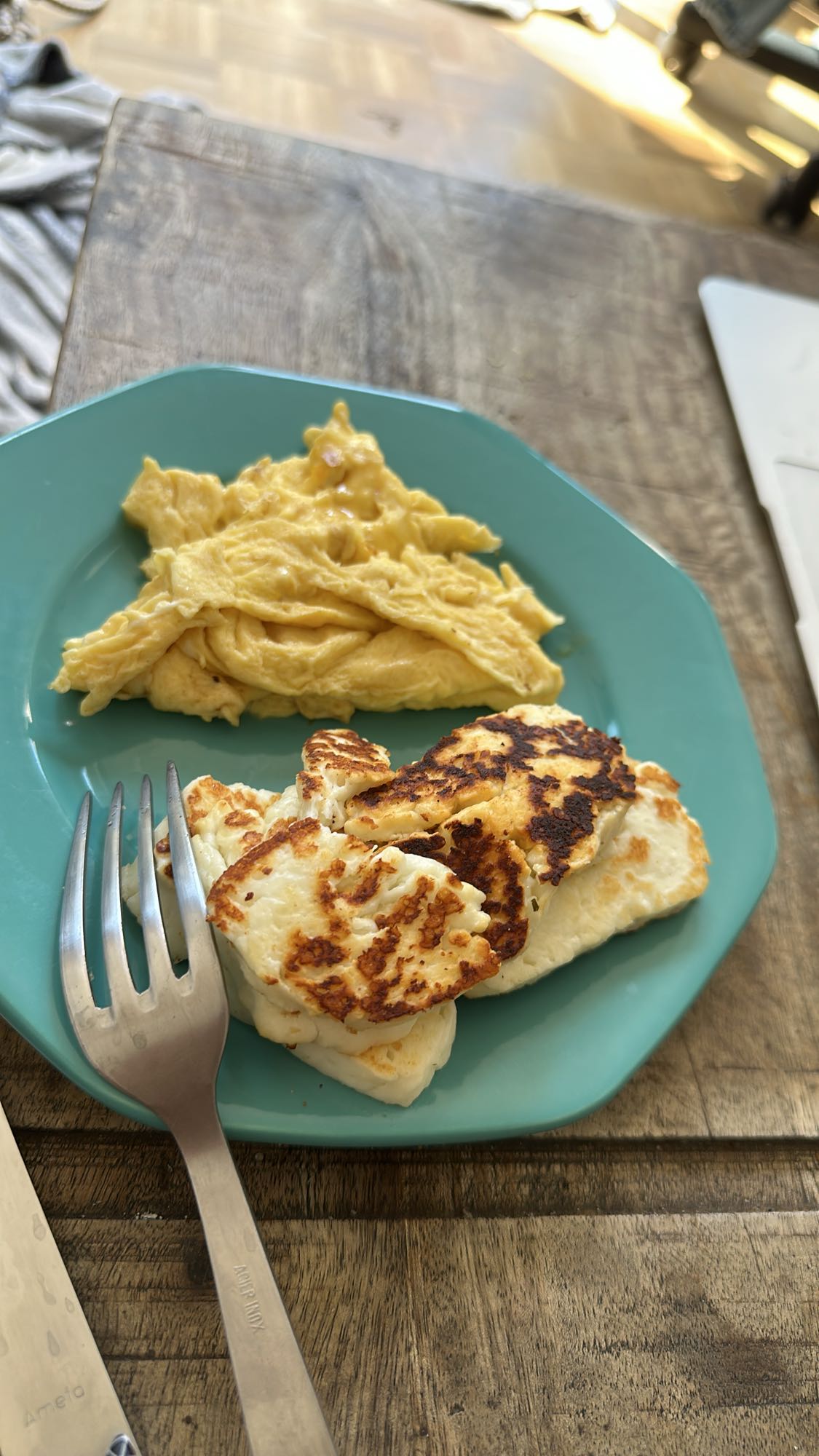 Oeufs brouillés et halloumi