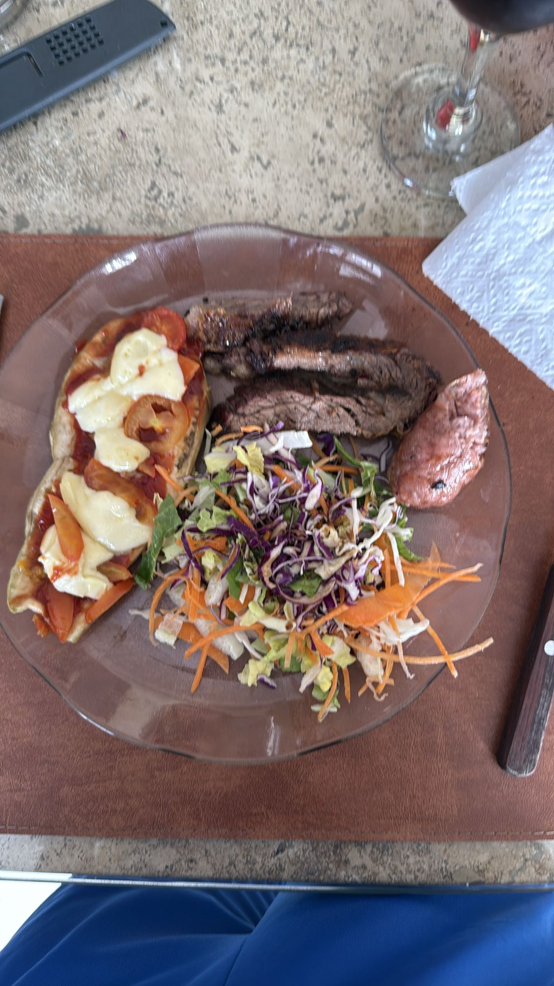 Parrillada con ensalada y berenjena