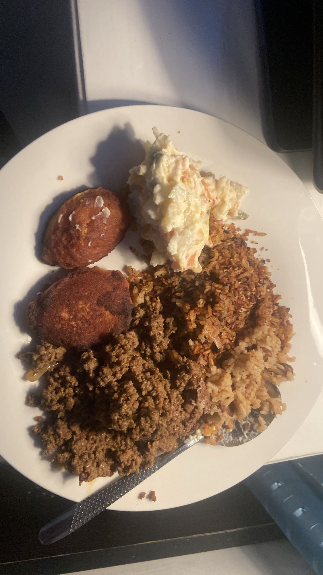 arroz, carne molida y ensalada