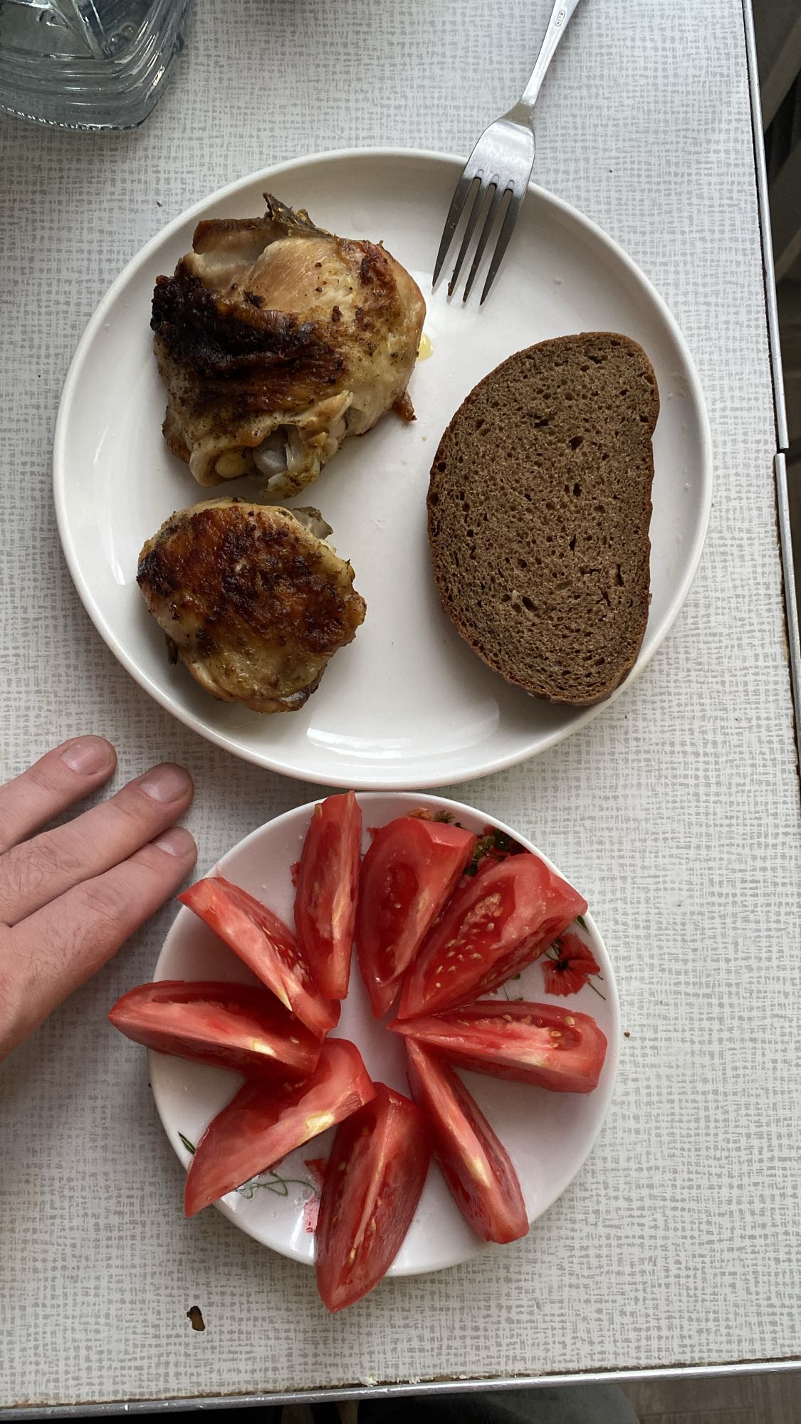 Курица, хлеб и помидоры