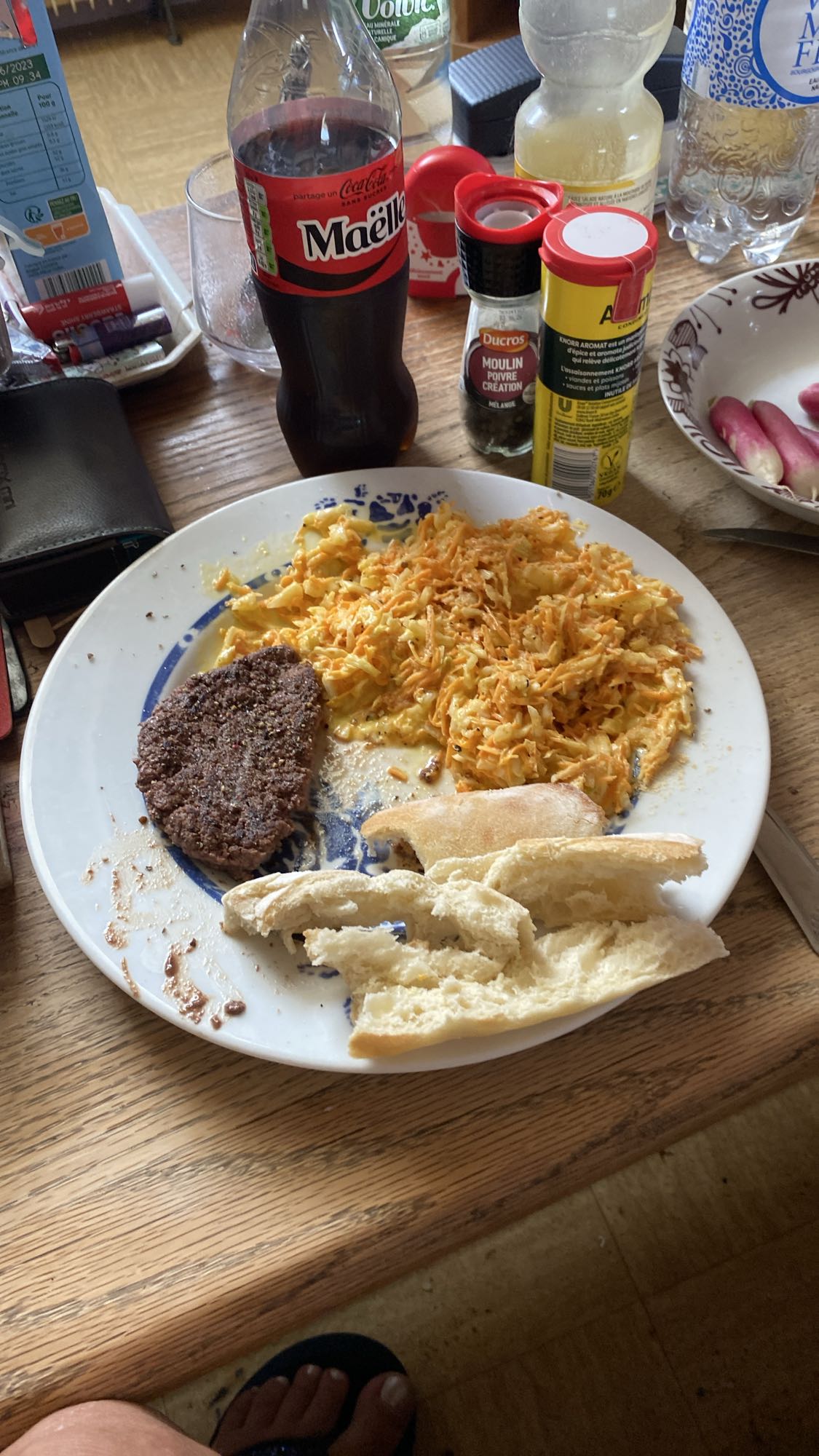 Steak, œufs, pain, soda