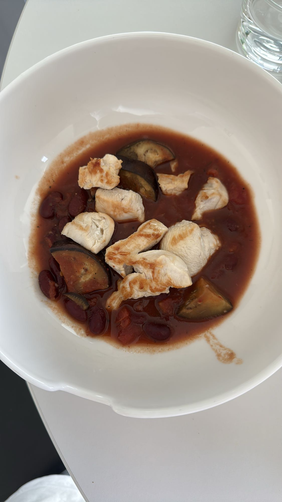 Kip met bonen en aubergine