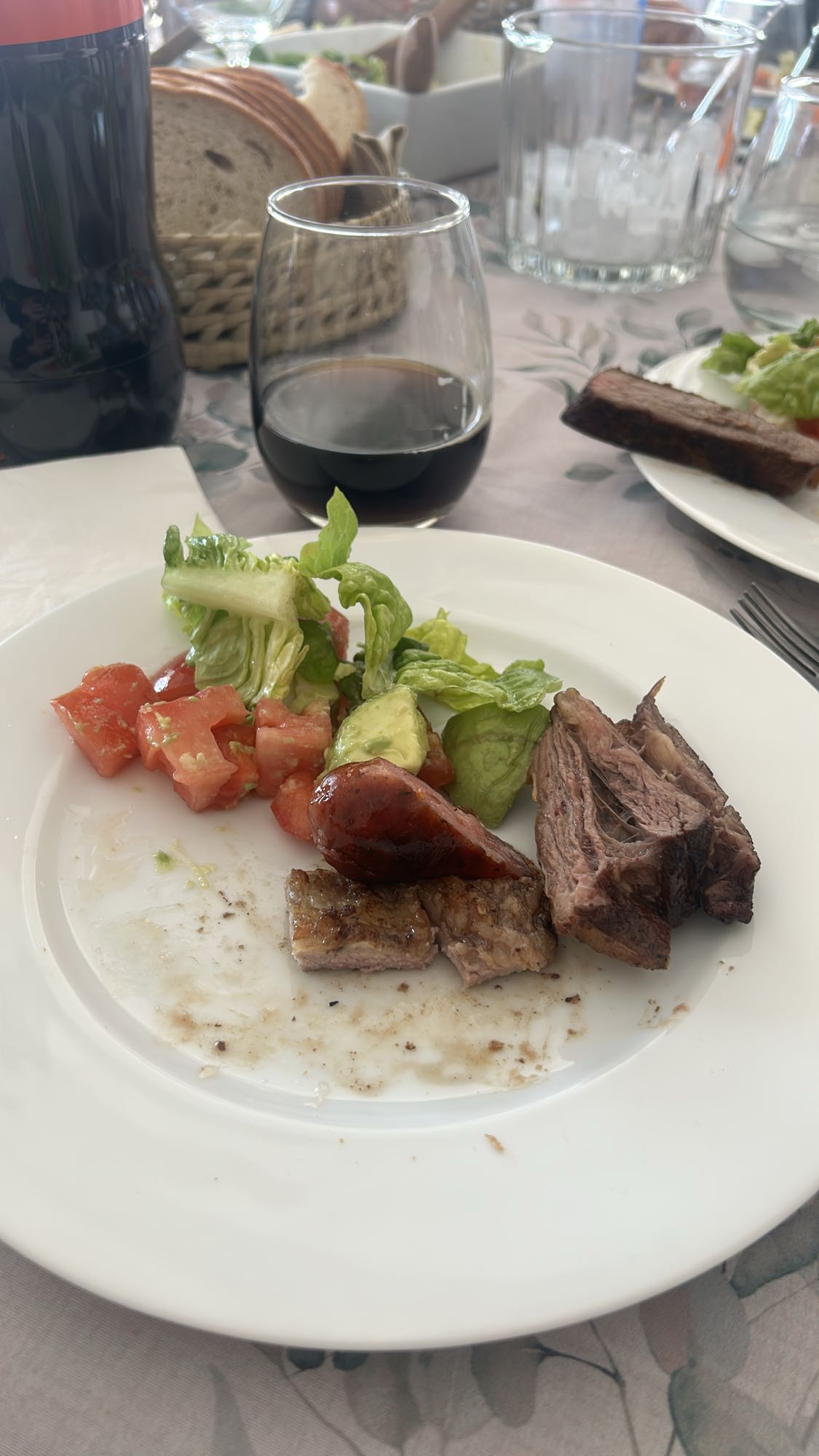 ensalada y carne asada