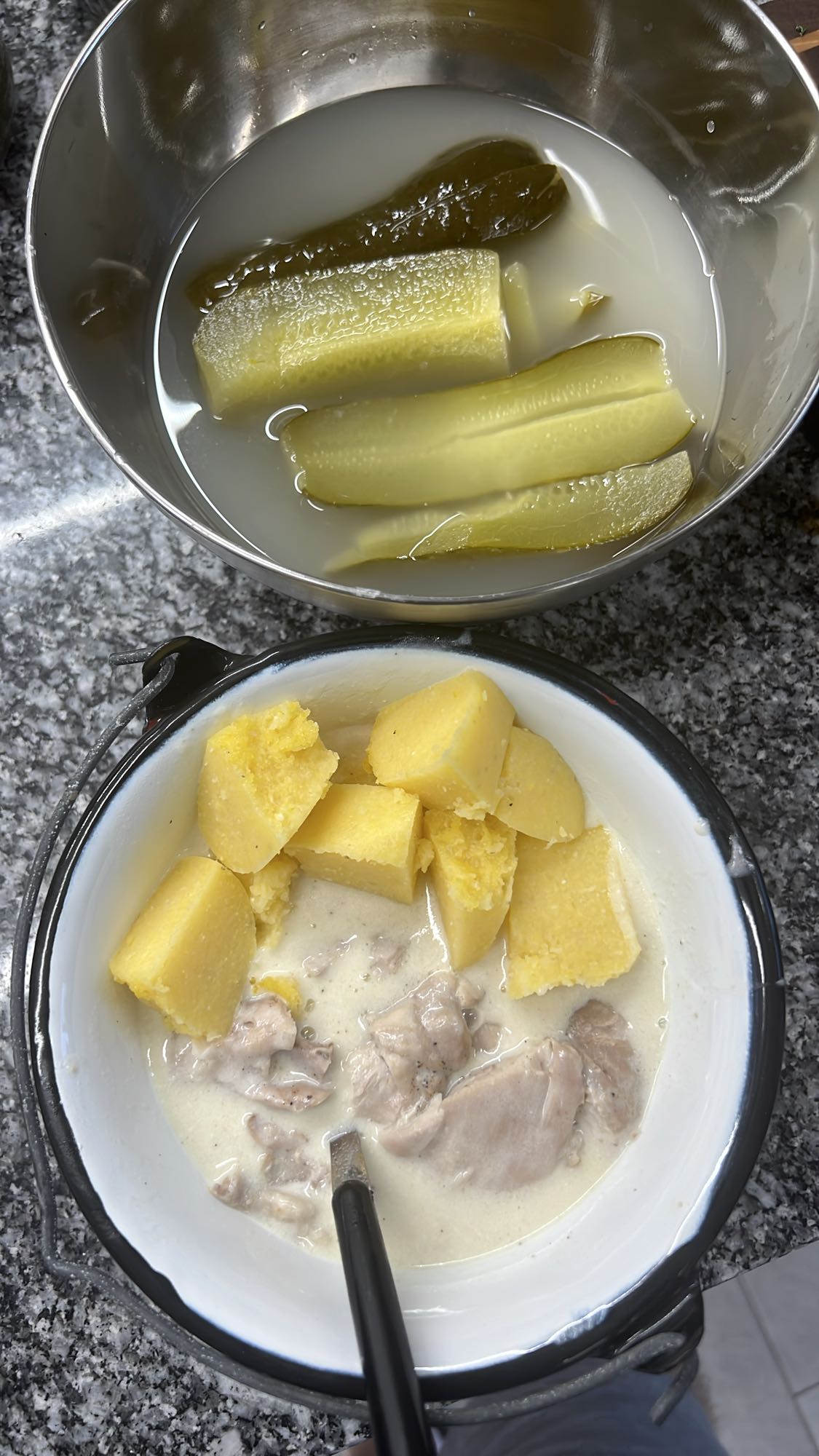 Pui cu mămăligă și murături