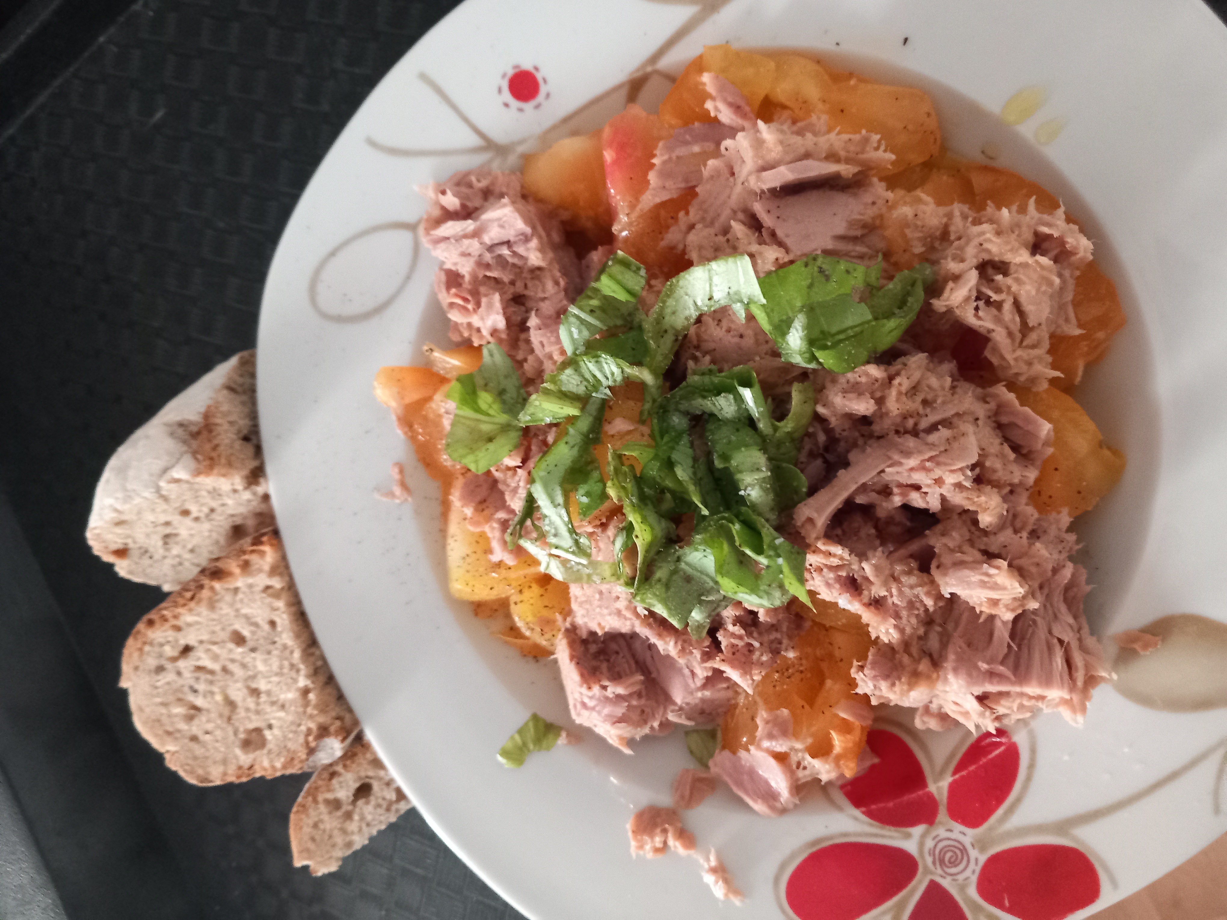 Salade de thon et pain