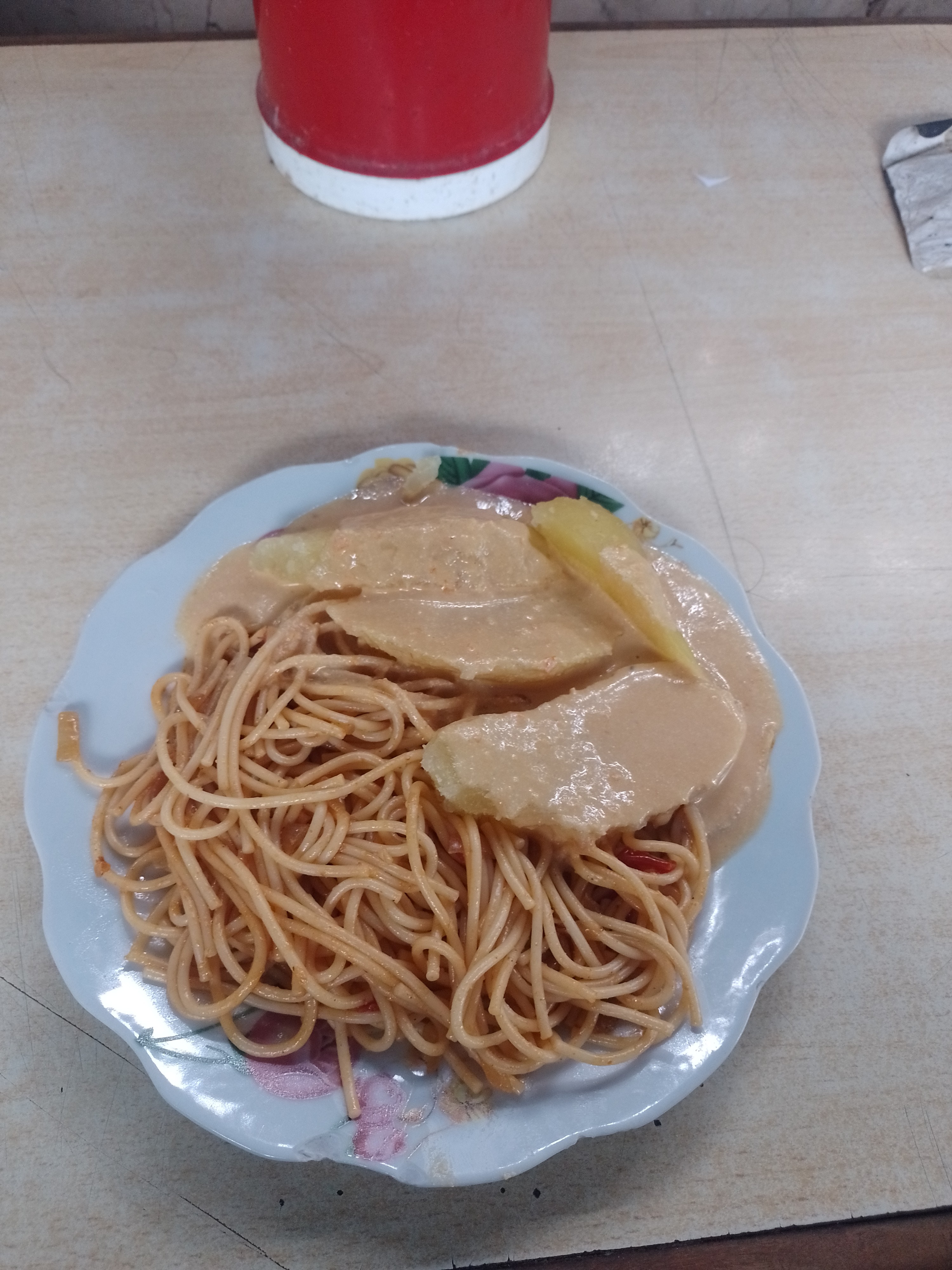 Espaguetis con pollo y salsa