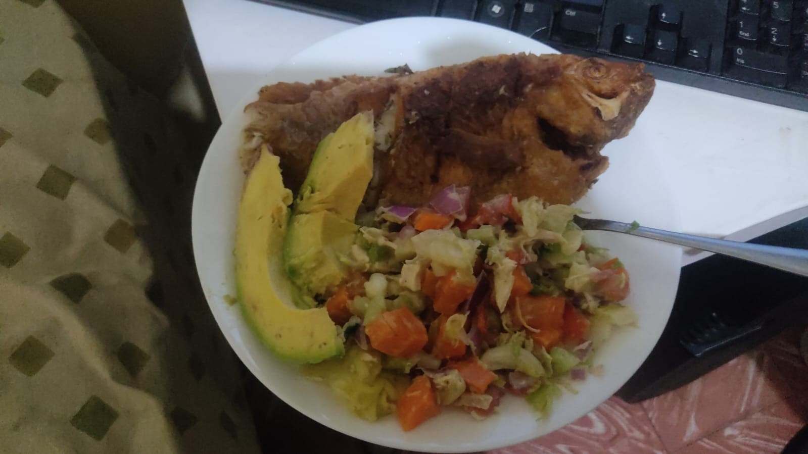 Pescado frito con ensalada