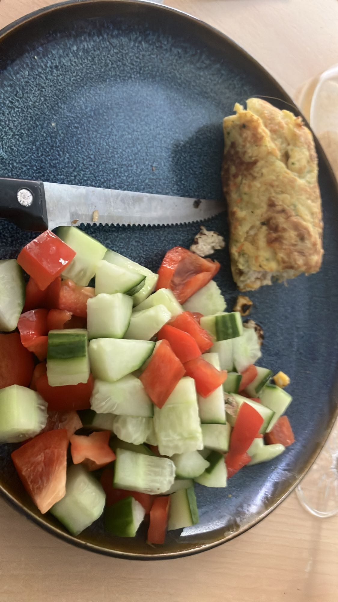 Panqueca recheada com frango e salada