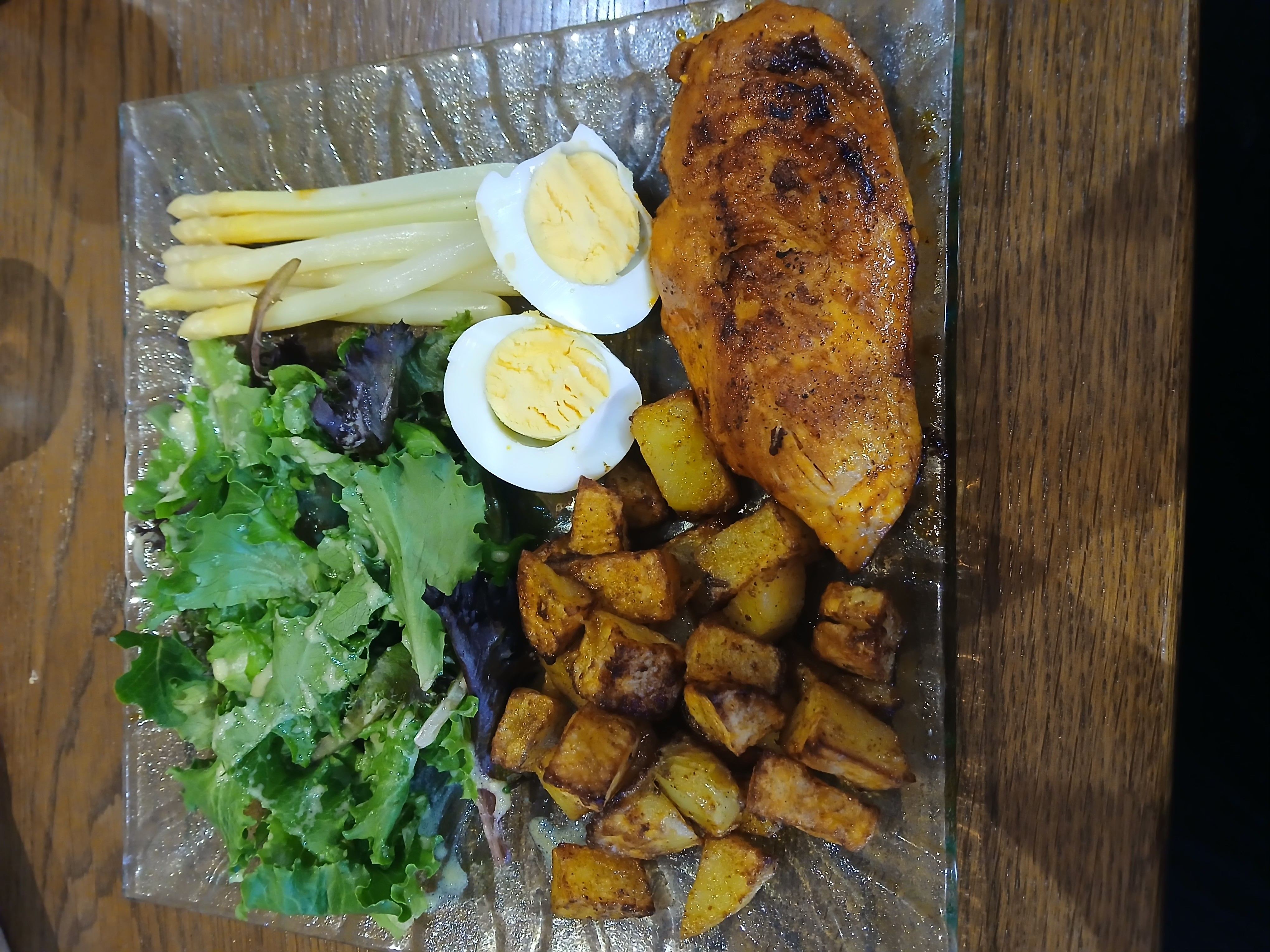 Poulet, pommes de terre, salade