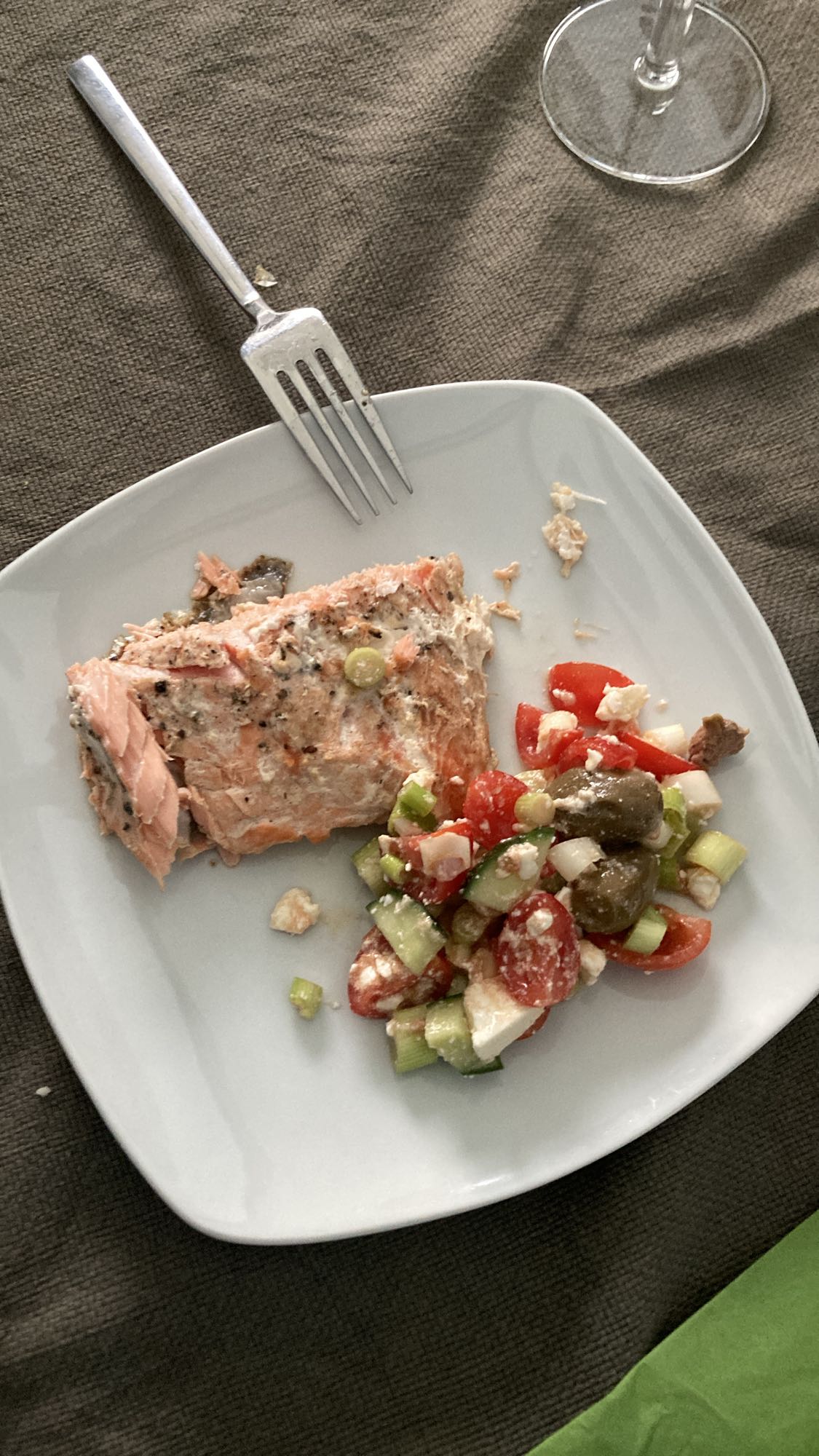 Lax med grekisk sallad