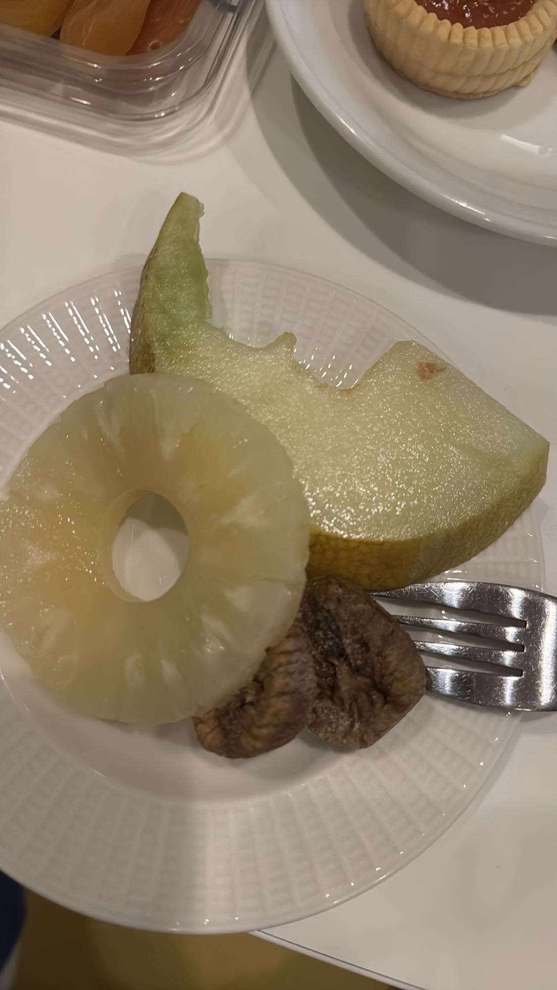 Fruktfat med melon och ananas