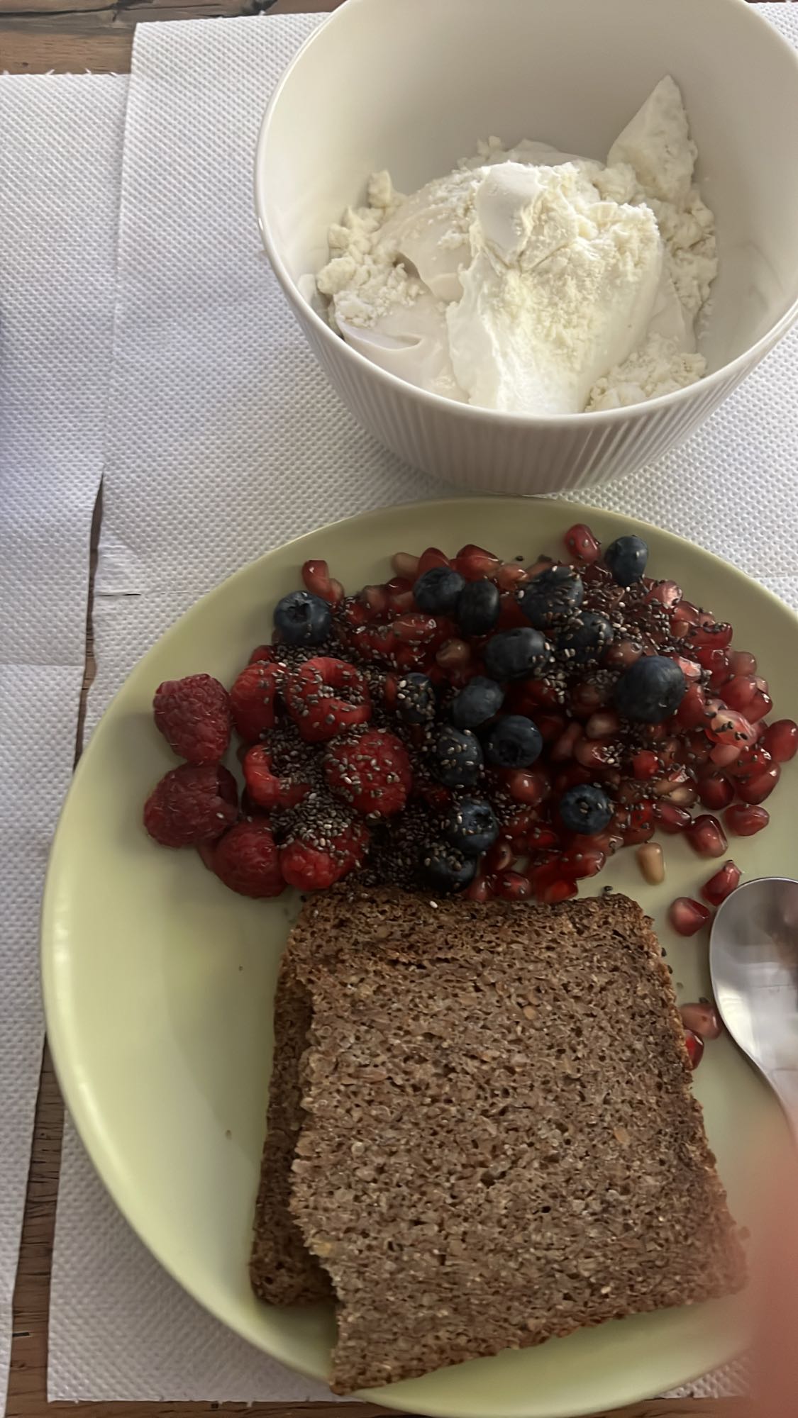 Πρωινό με γιαούρτι και φρούτα