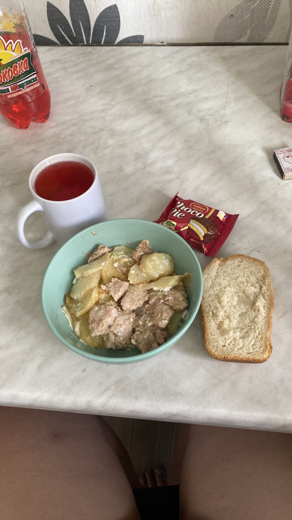 картошка с мясом и чай