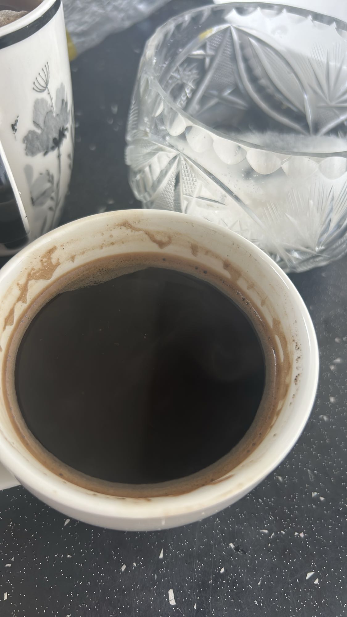 czarna kawa z cukrem