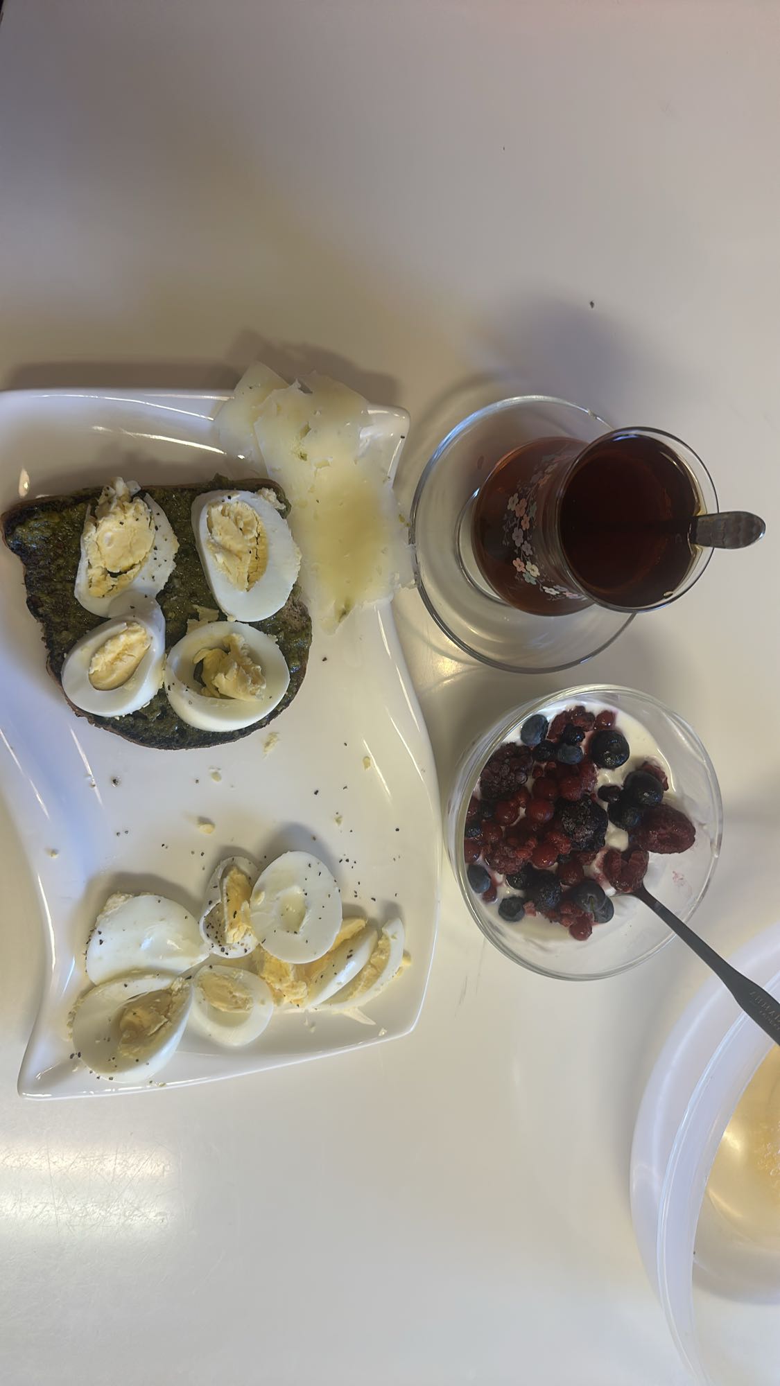 Äggfrukost med yoghurt