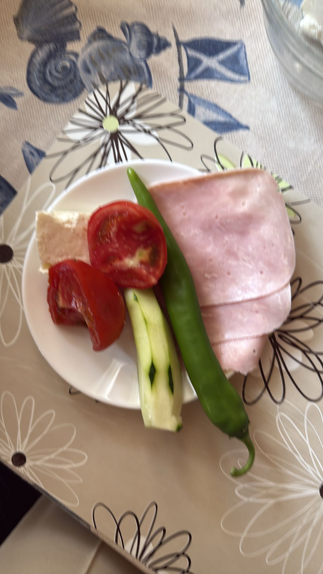 Mic dejun cu legume și șuncă