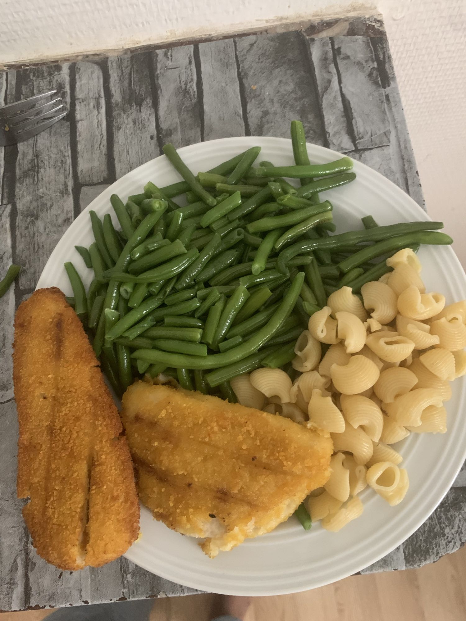 Poisson pané, haricots verts, pâtes