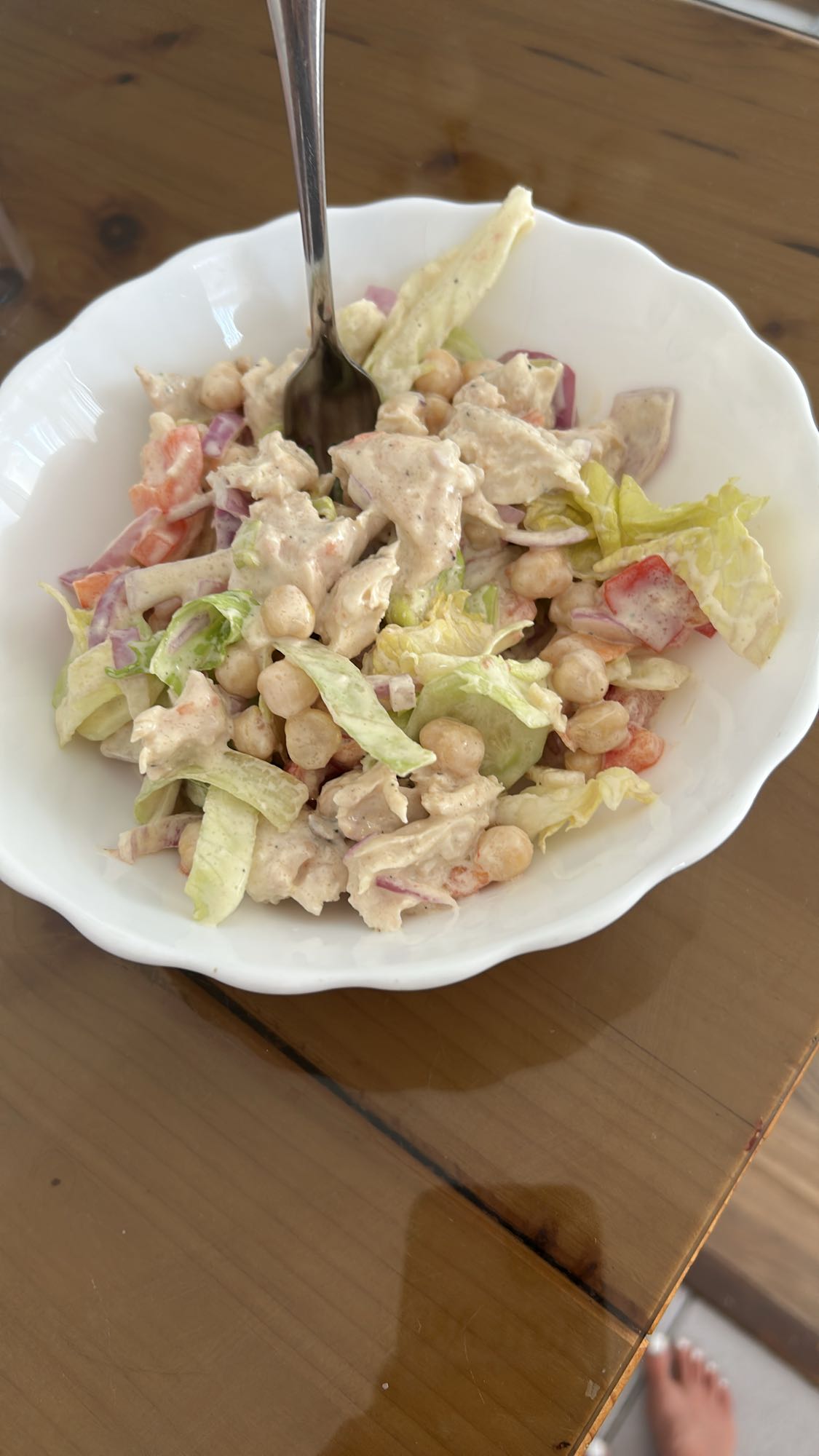 Salată din mușchiuleț de pui cu năut