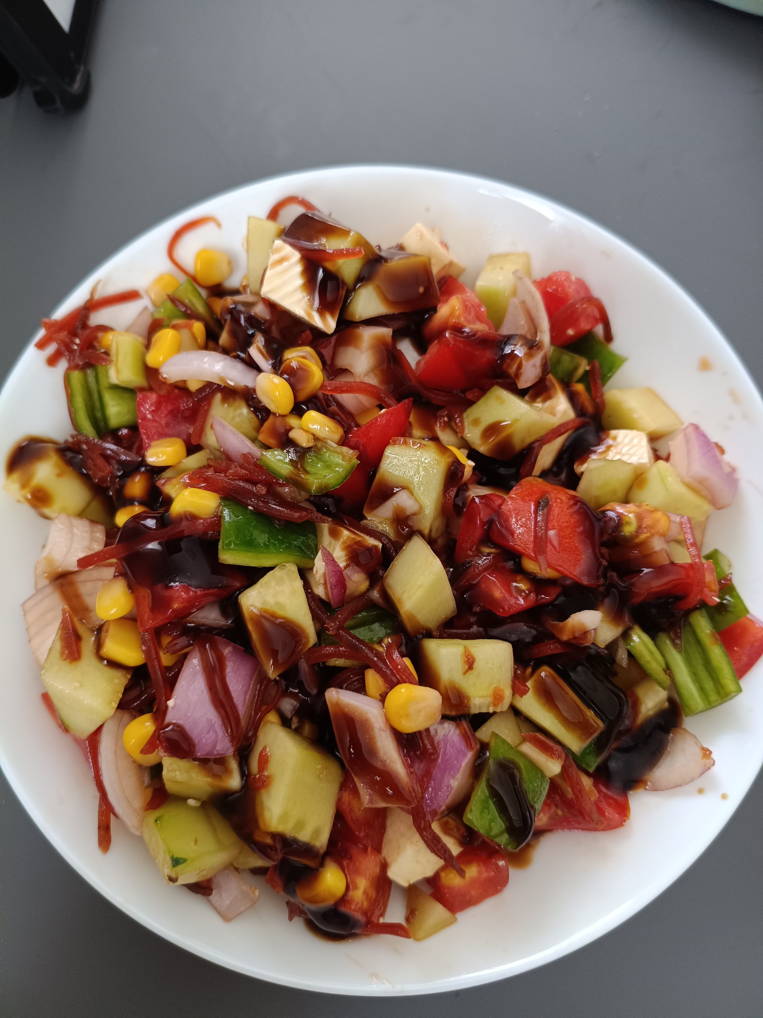 Ensalada fresca con salsa