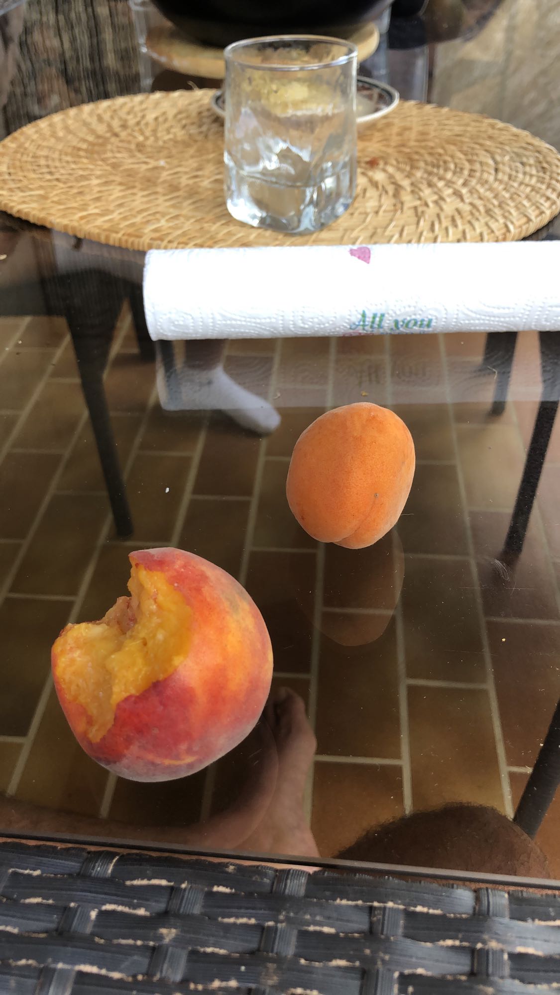 Pêche et abricot frais