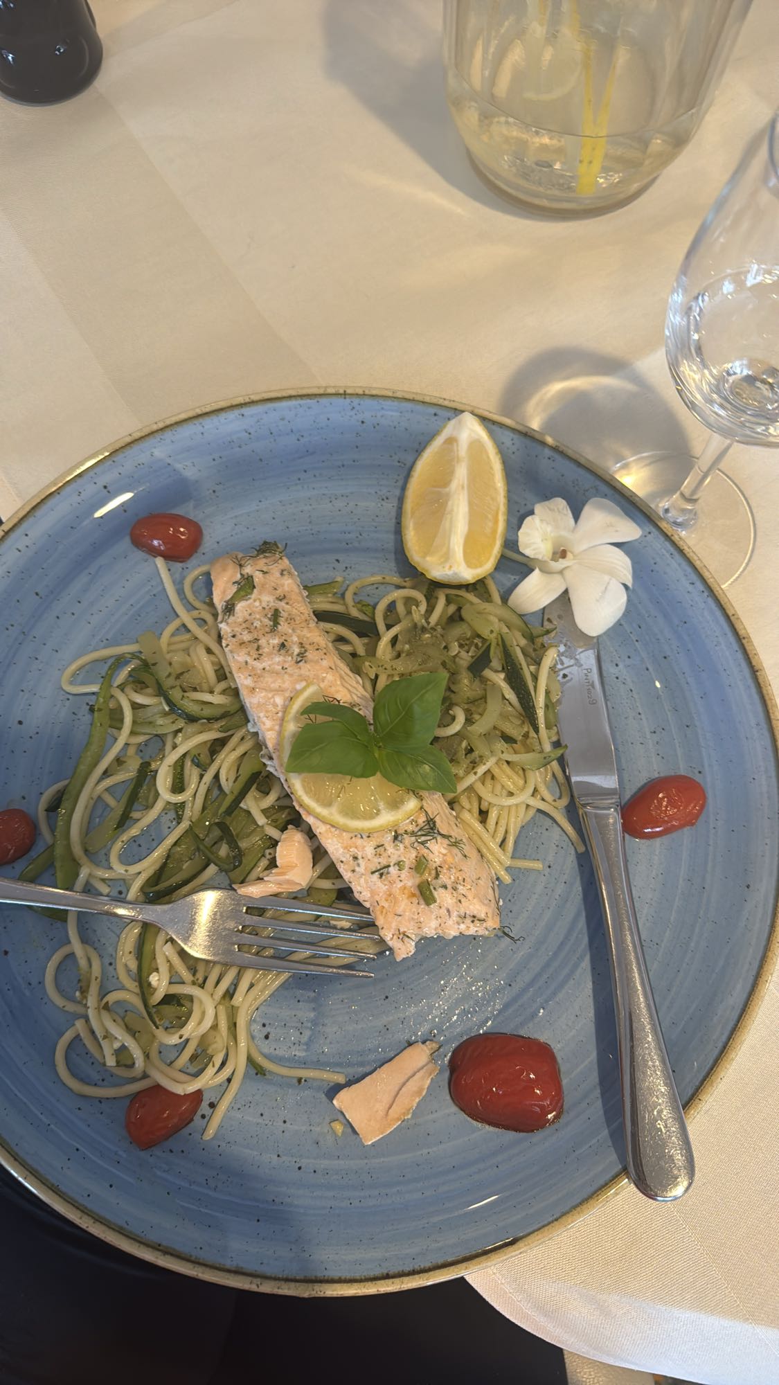 Łosoś z makaronem i warzywami