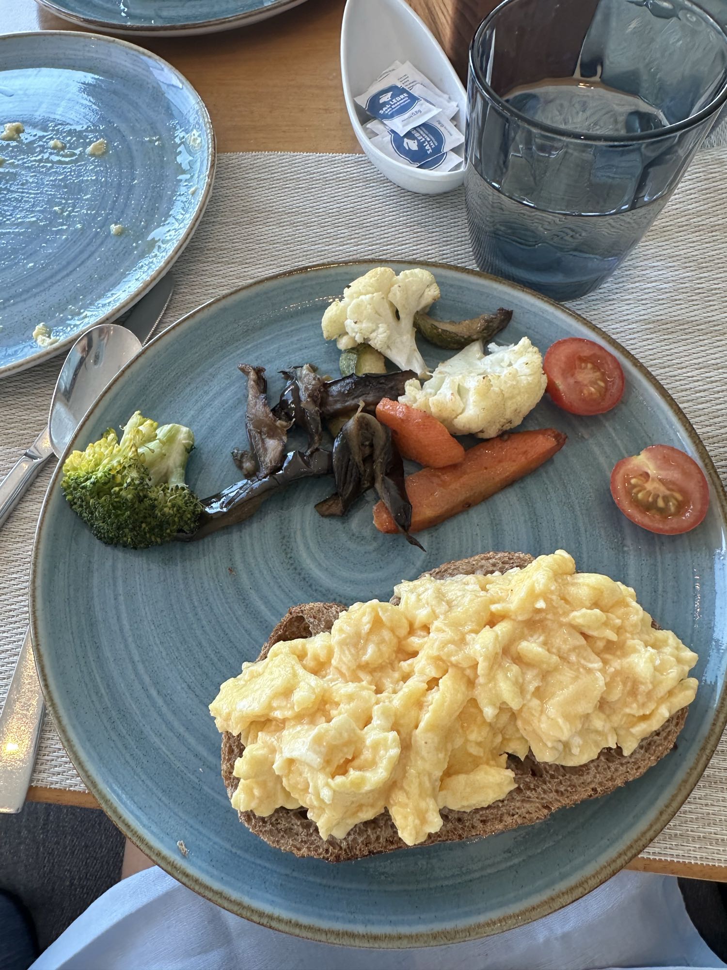 Tostada con huevos y verduras