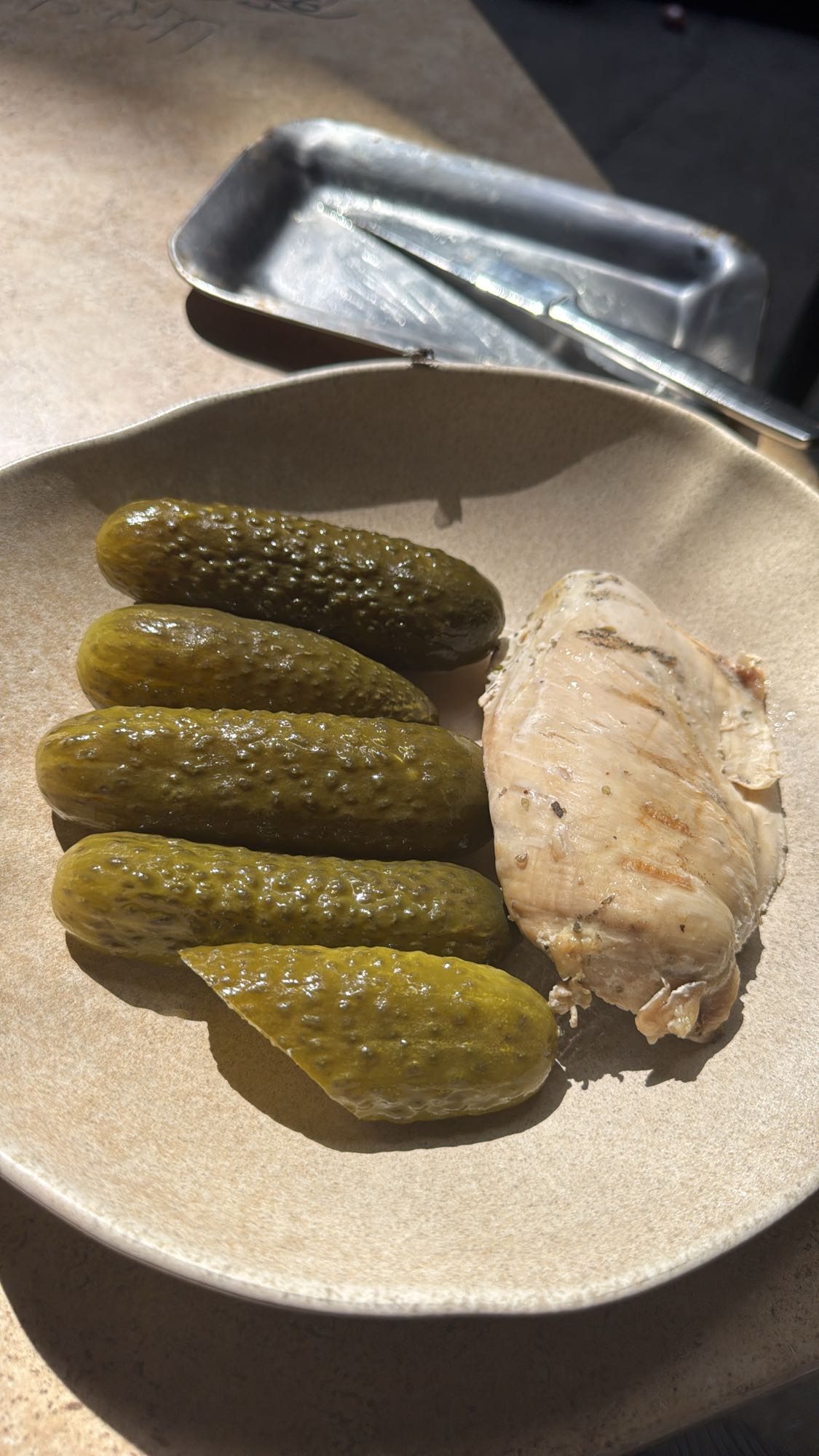 Piept de pui cu castraveți