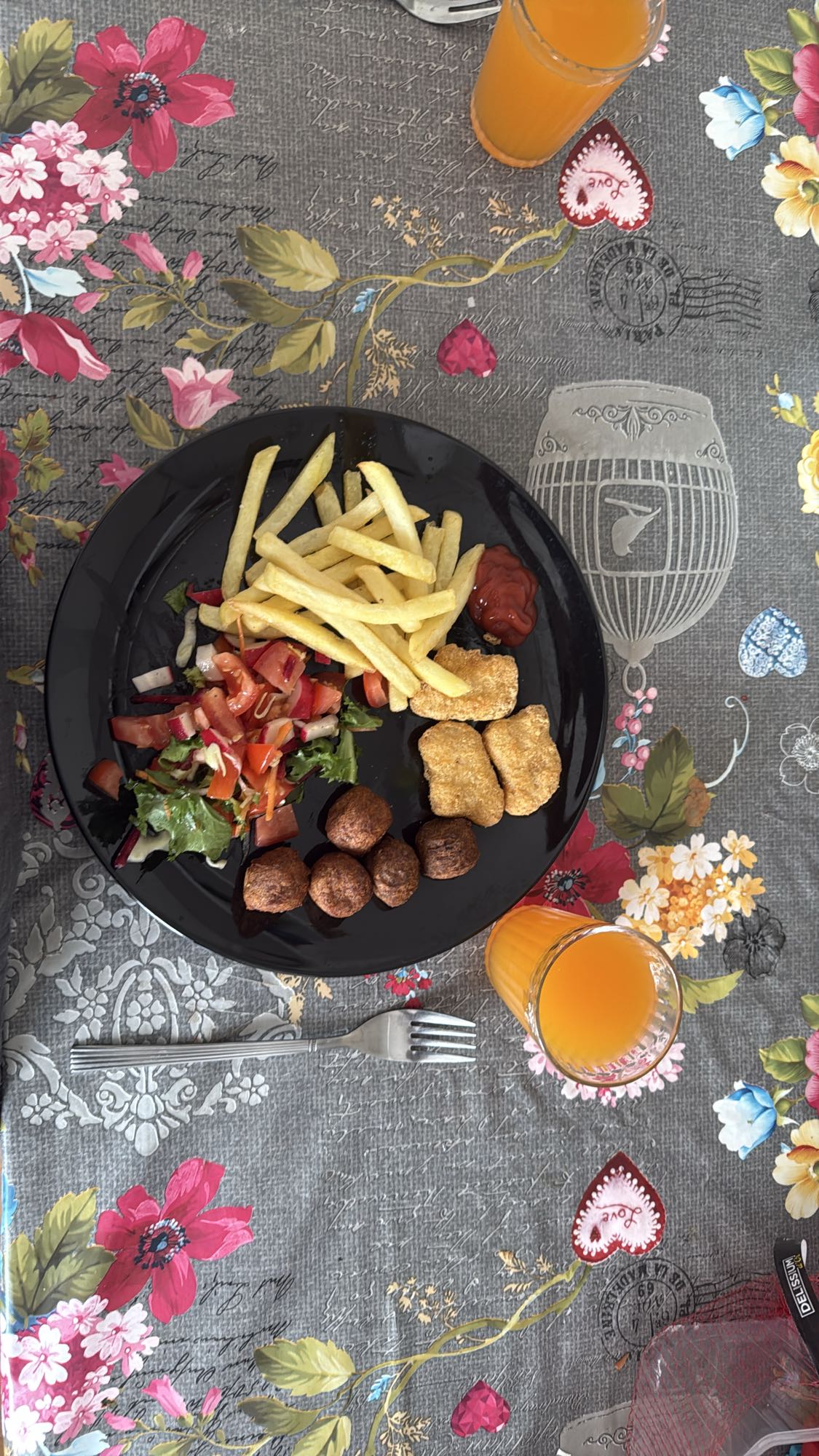 Pommes, nuggets & sallad