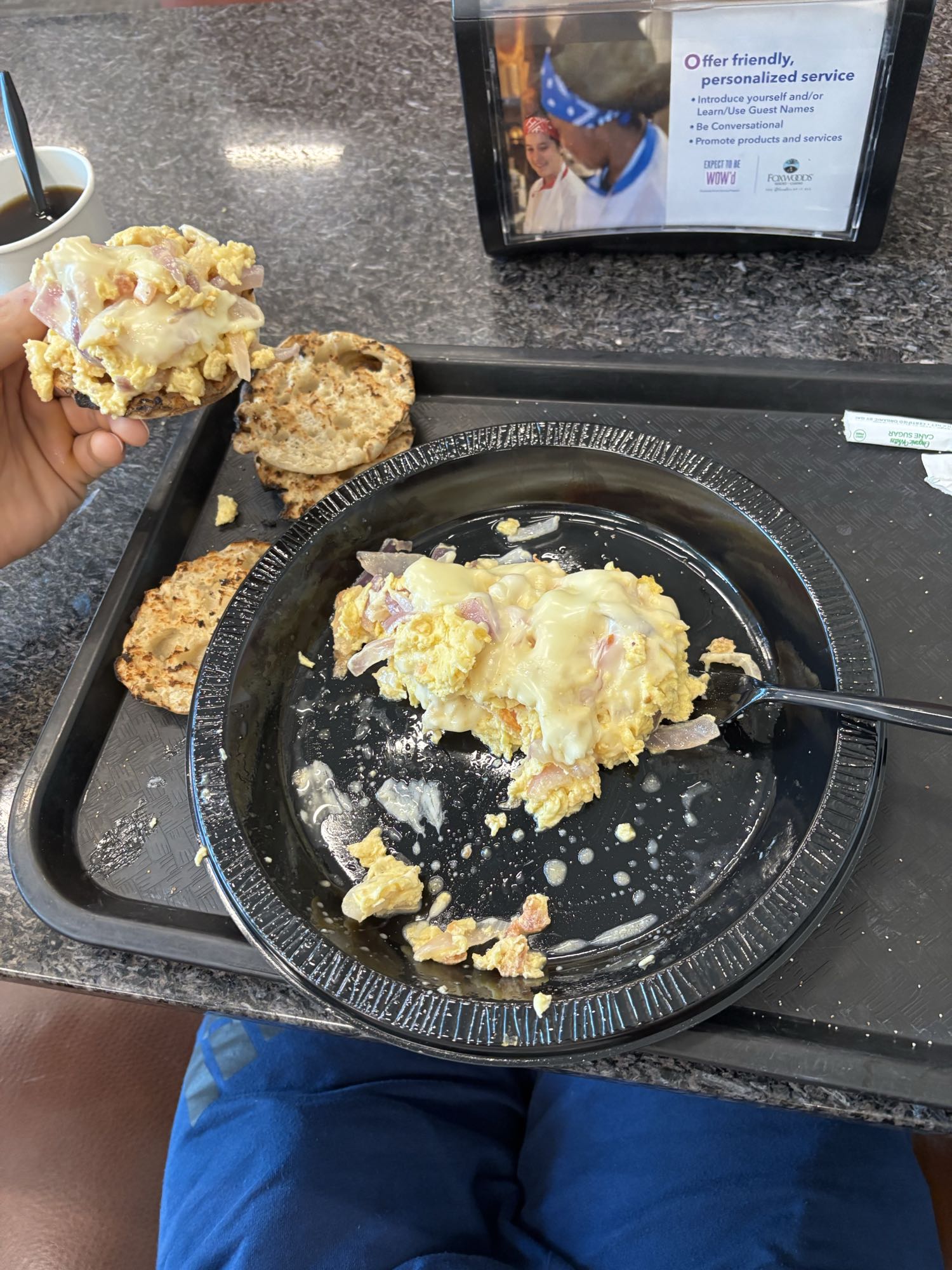 huevo revuelto con pan, queso, cebolla y tomate