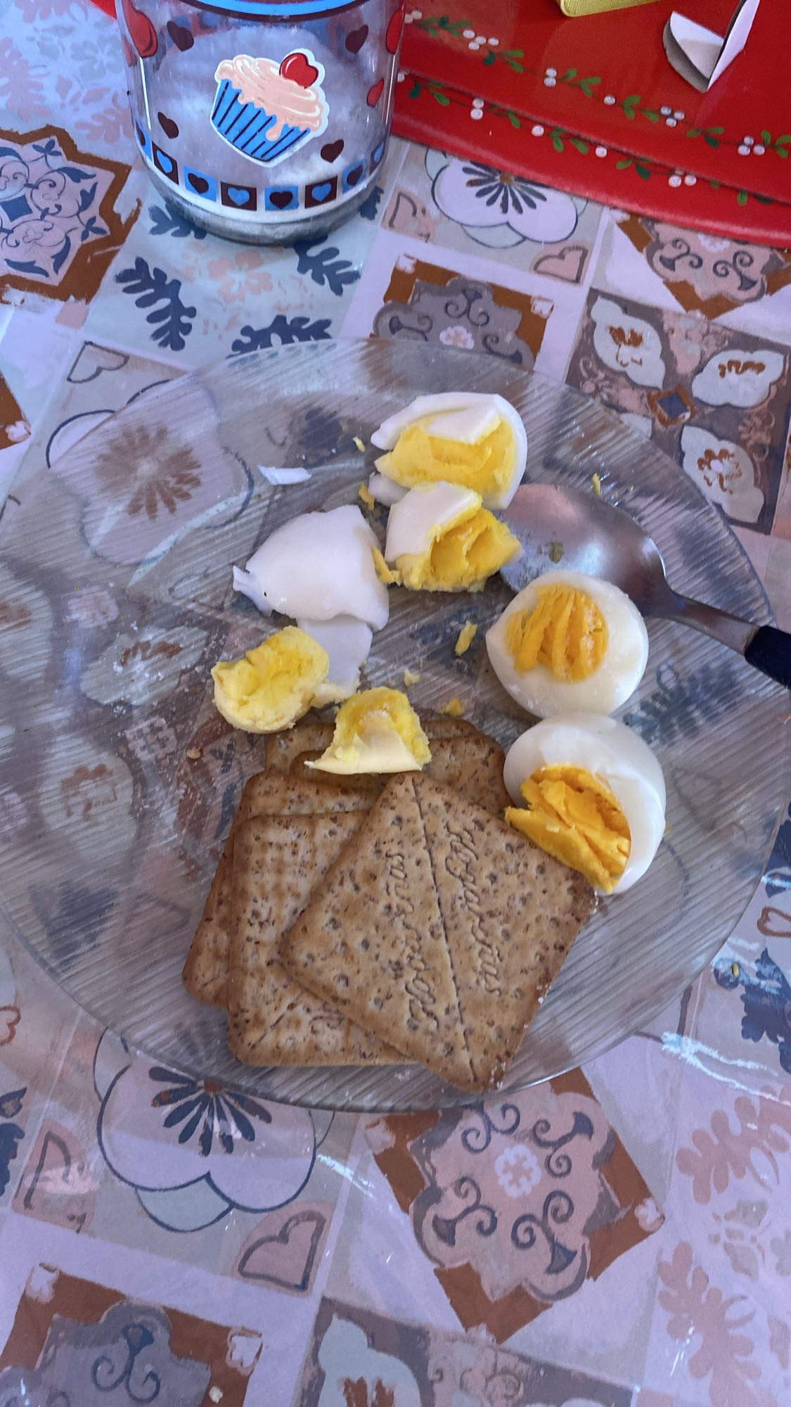 Huevos cocidos y galletas