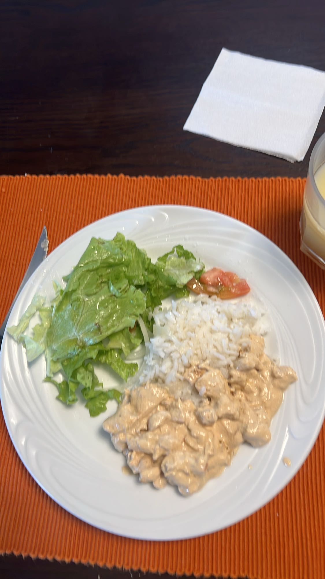 Frango com arroz e salada