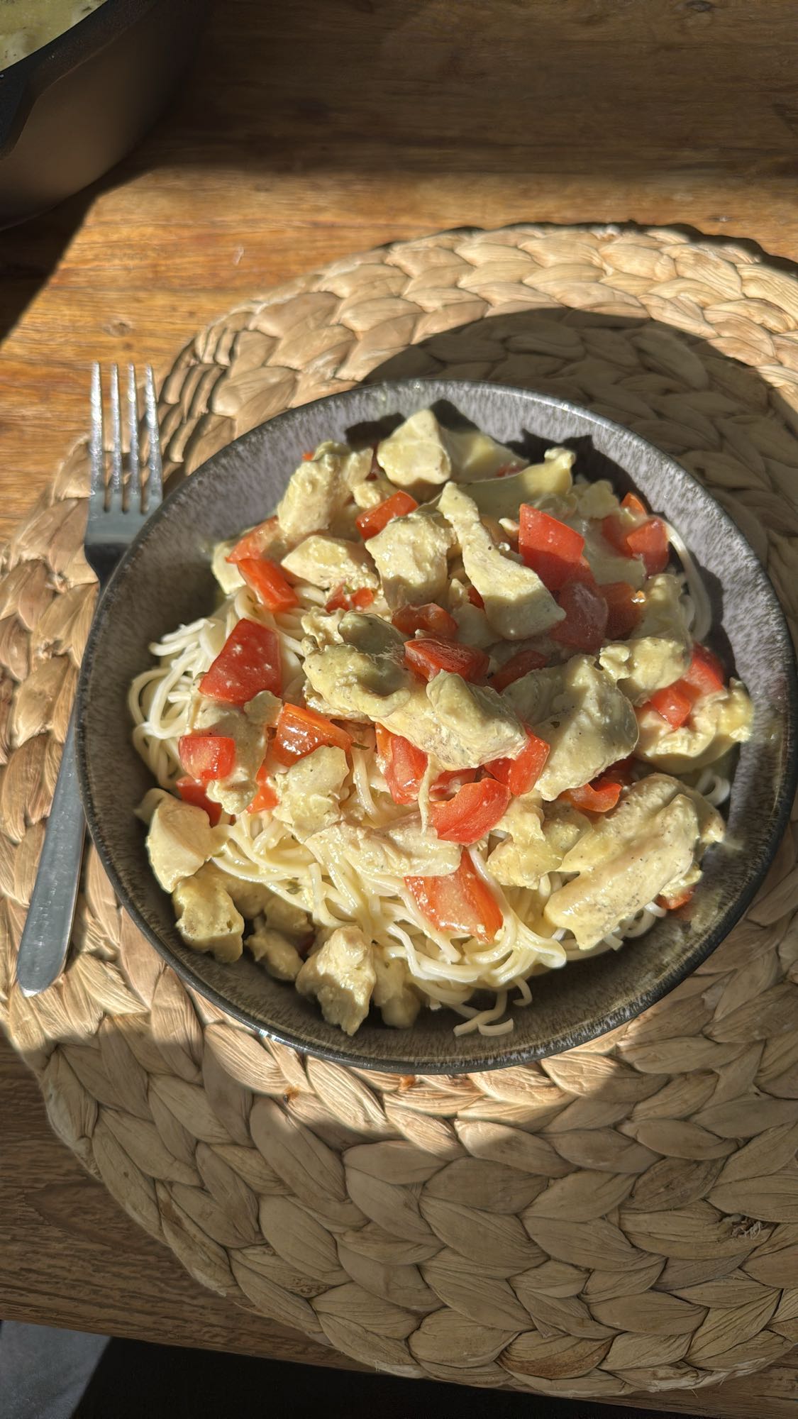 Hähnchen mit Mini Nudeln und Paprika