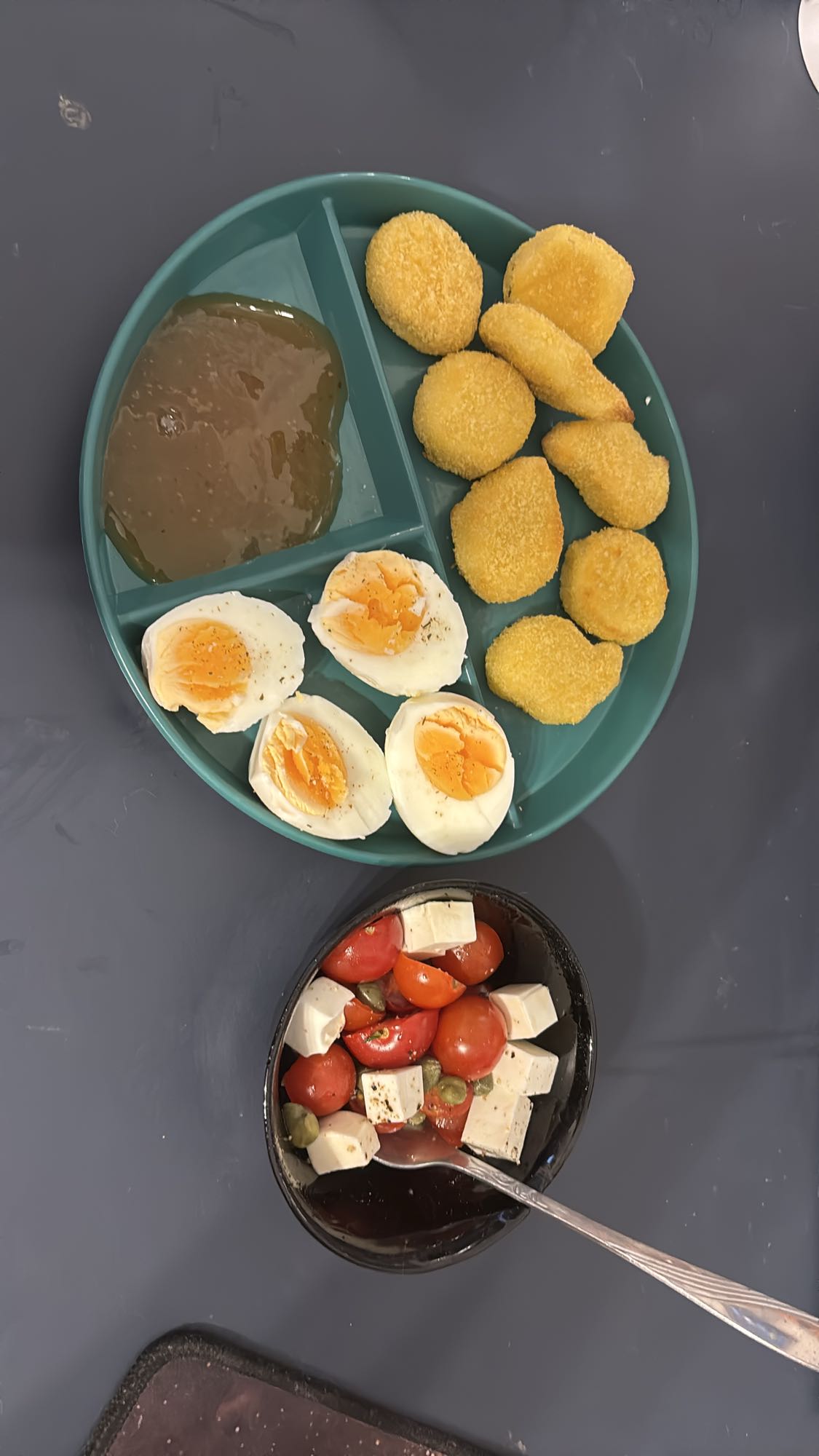 яйца с наггетсами и салатом